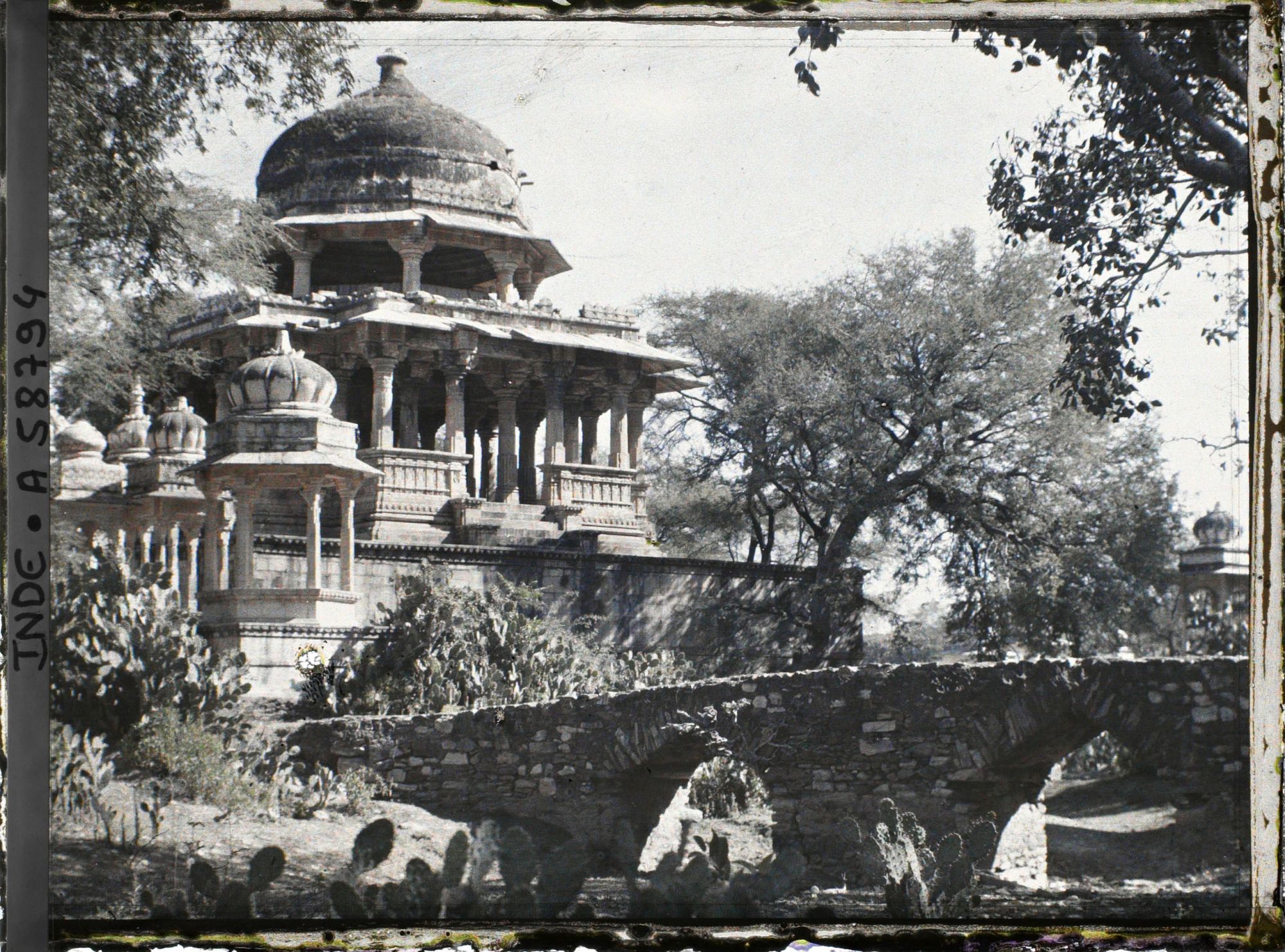 Image représentant Pont et Chatris de la nécropole des Maharanas du Mewar