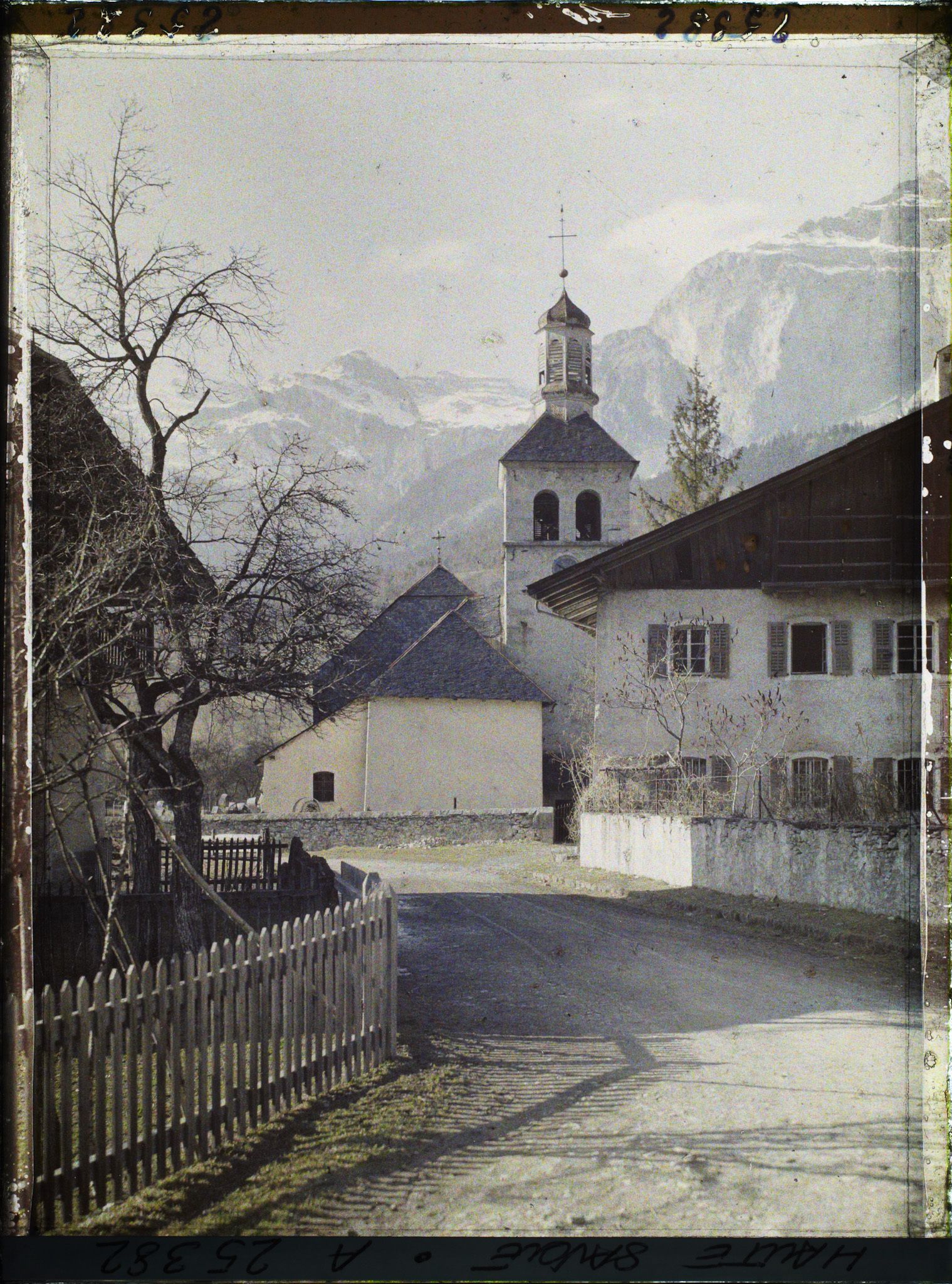 Image représentant France Les Alpes, Vallée de Chamonix ; Un Coin du Village de Servoz et son Clocher