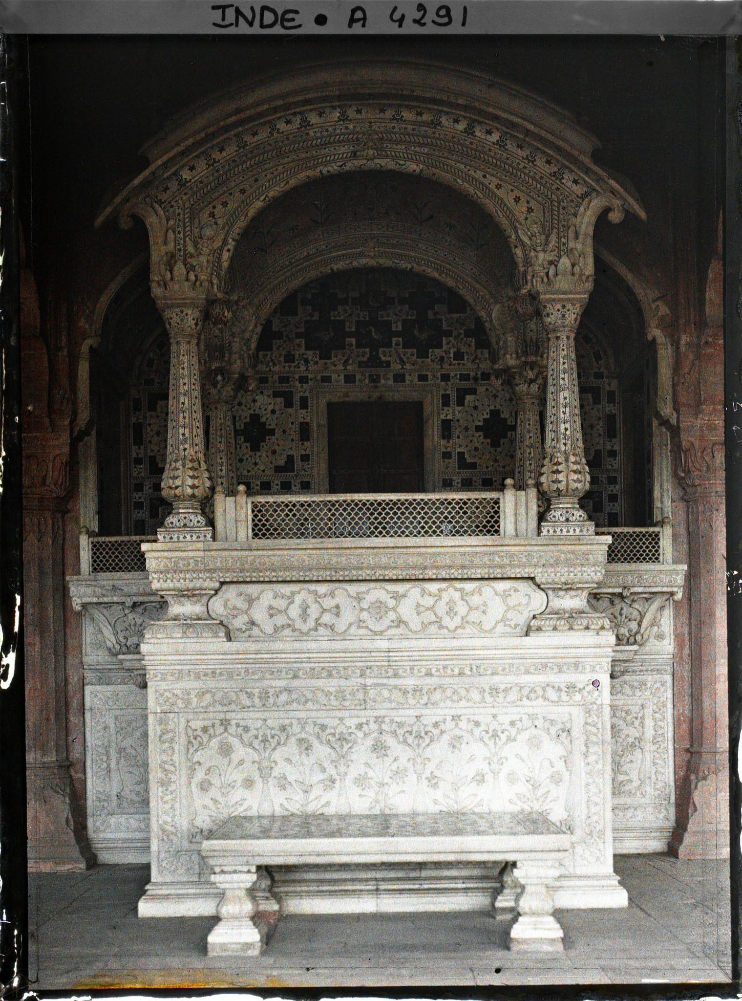Image représentant Loge du trône impérial de la salle des audiences publiques (Diwan-i-Am) dans le fort Rouge (Lal Qila)