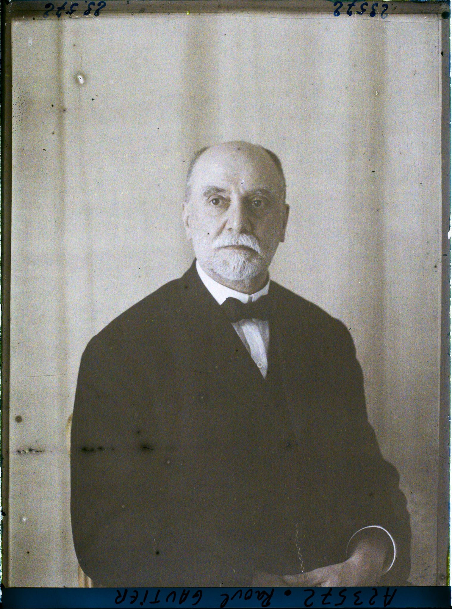 Image représentant Monsieur  https://musee-albert-kahn.s-museum.fr/home/NWQ2OTAwYzNmYjZlZTk1ZWQwODJmMjY4L2dlbmVyaWMtbm90aWNlLXRhYi9hdXRob3JpdHkvNjE3YTc5ZjVjZjhiODk2OGIzMzM3ZDIx/5d6900c3fb6ee95ed082f268/generic-notice-tab/authority/617a79ebcf8b8968b3336d8b Raoul Gautier