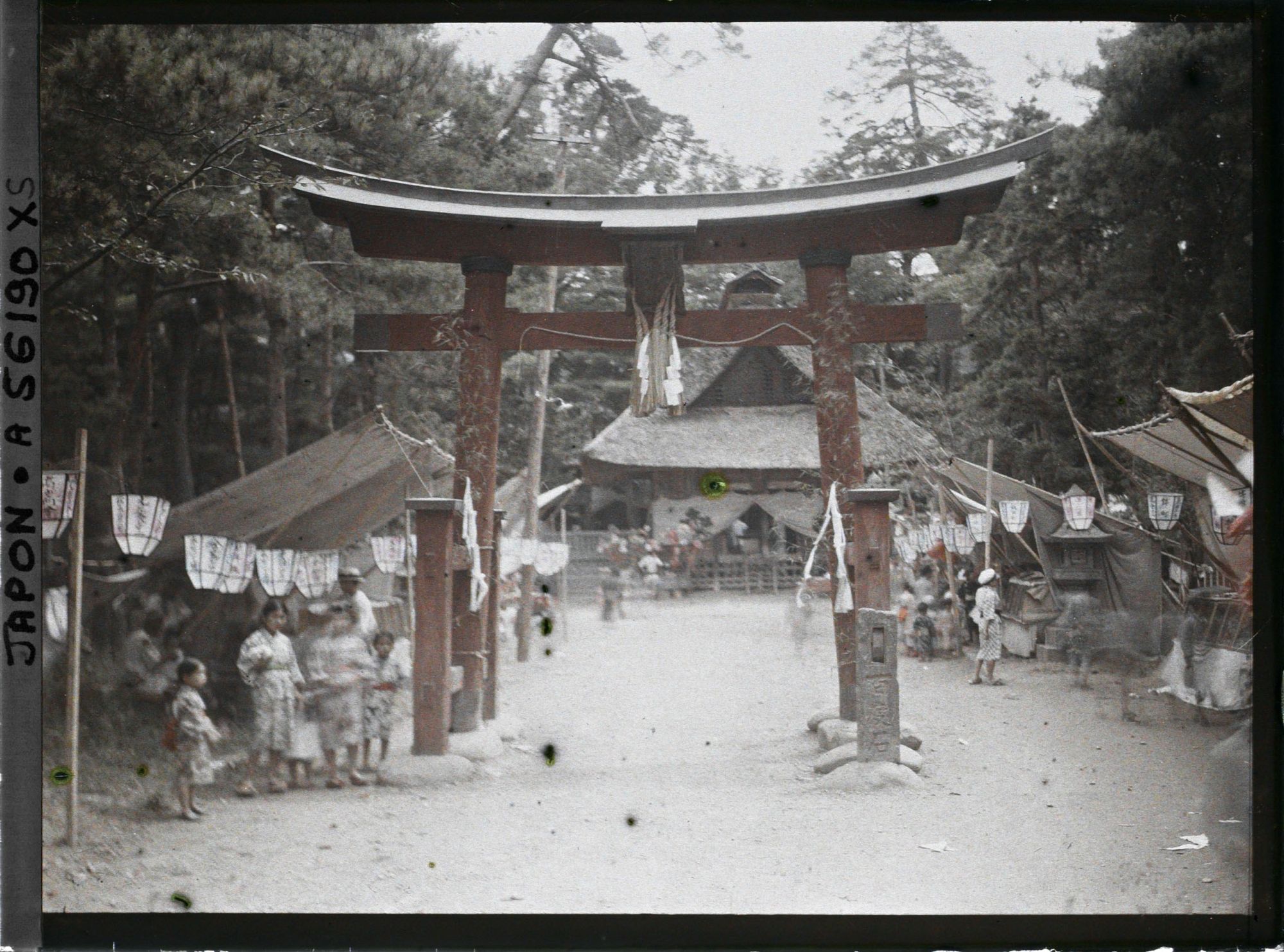 Image représentant Abords d'un temple, un jour de fête