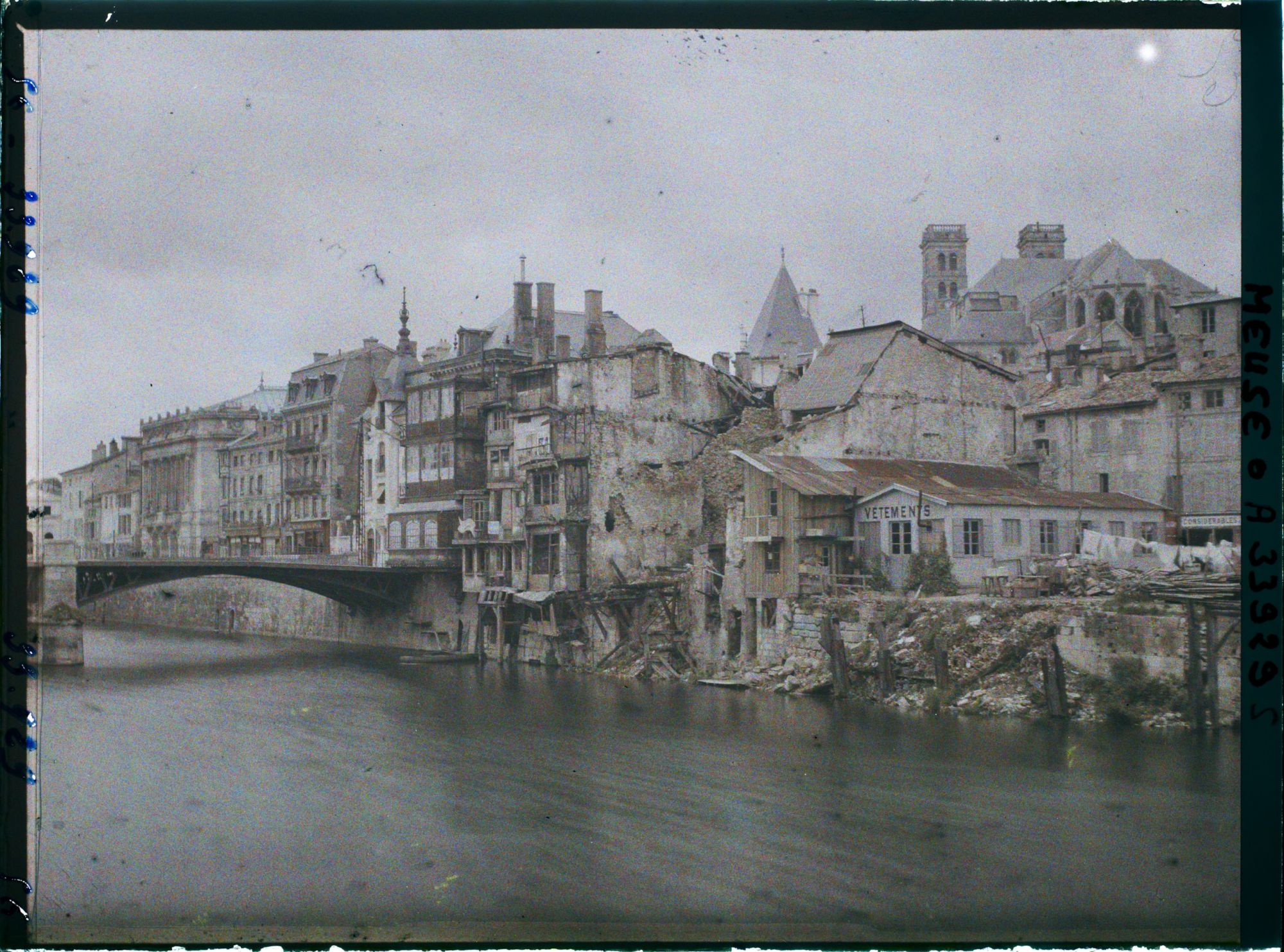 Image représentant France, Verdun, Les bords de la Meuse et le pont du Théâtre à droite la Cathédrale