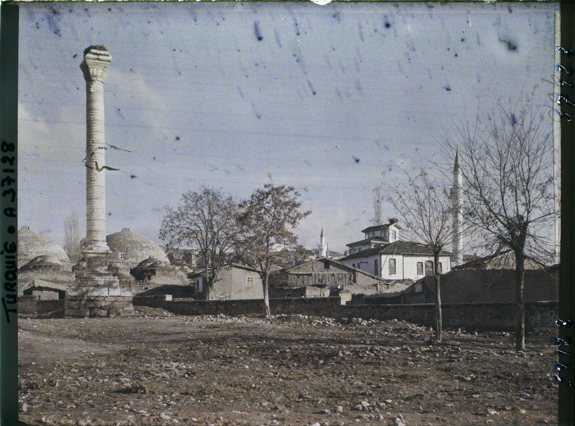 Image représentant Colonne de Julien et hammam en arrière-plan