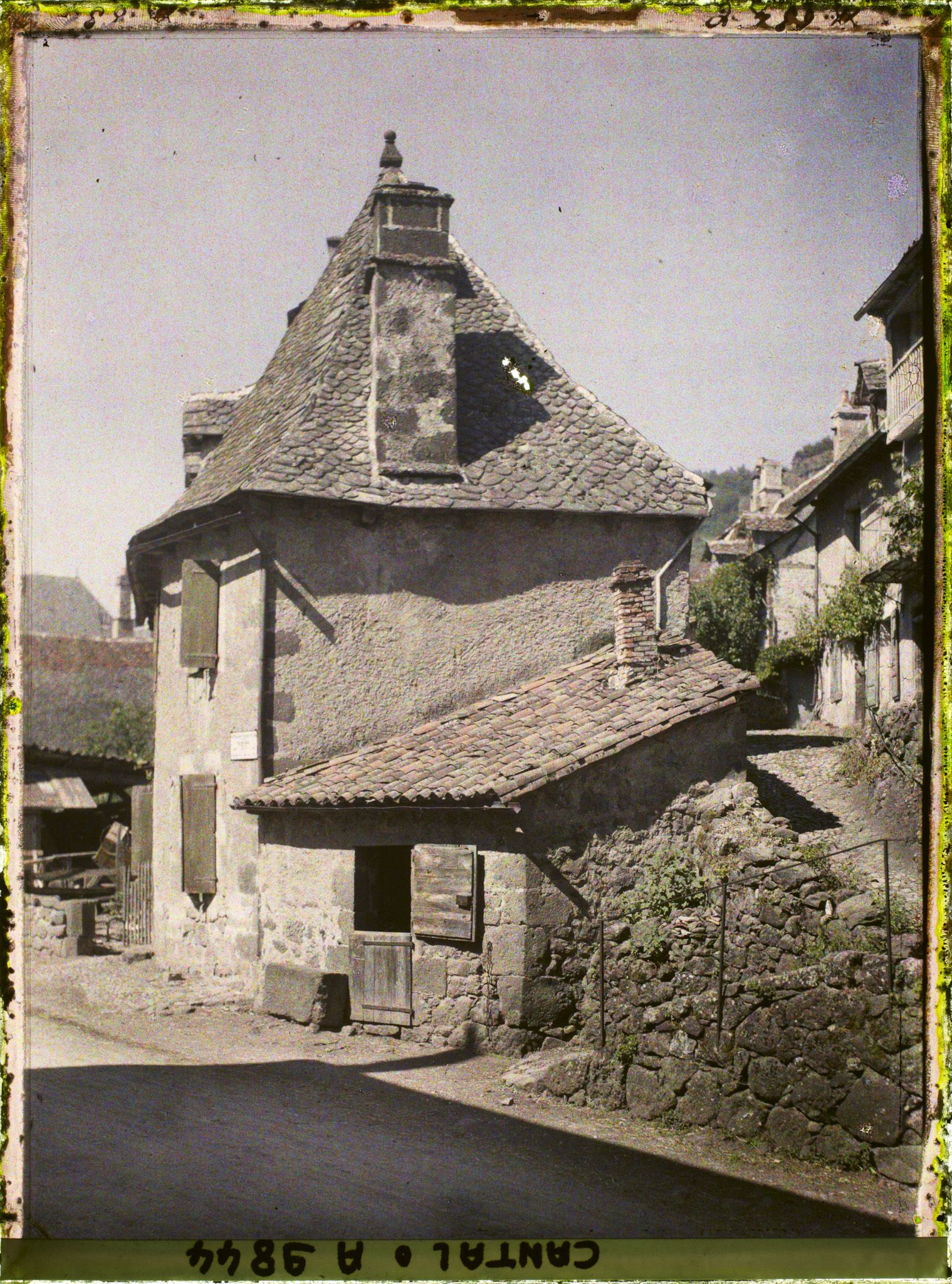 Image représentant Une rue du village avec ses maisons