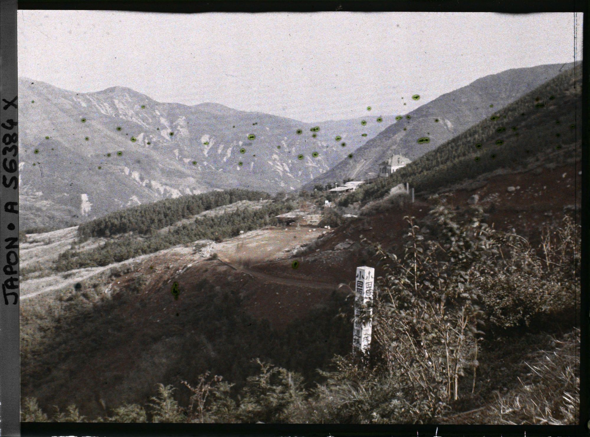 Image représentant Le mont Sounzan depuis la vallée d'Owakudani ("Vallée des Grandes Eaux Chaudes") ou Ojigoku ("Grand Enfer")