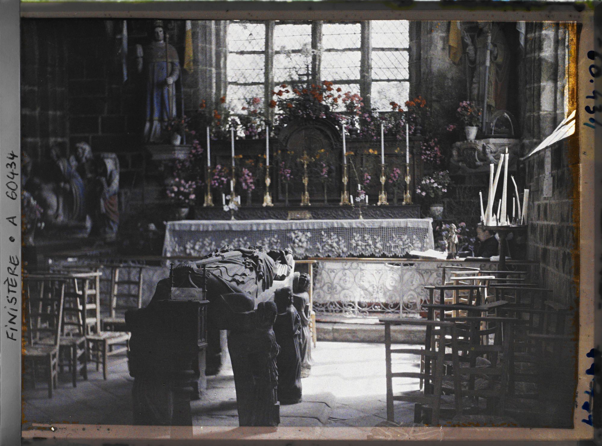 Image représentant Intérieur de la chapelle du Pénity avec au premier plan le tombeau de saint Ronan