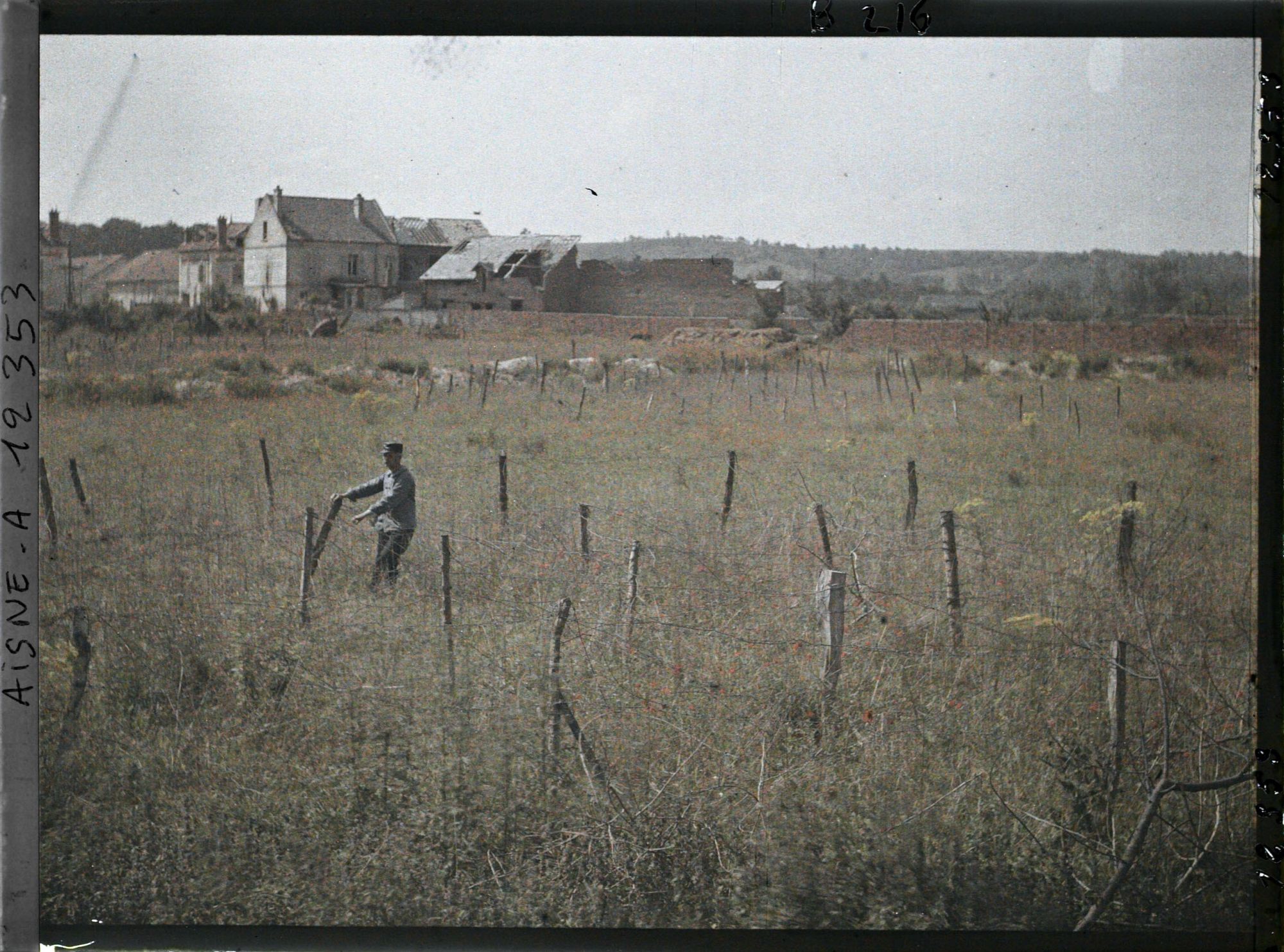 Image représentant Tranchées et un soldat au milieu des fils barbelés, autour de Soissons