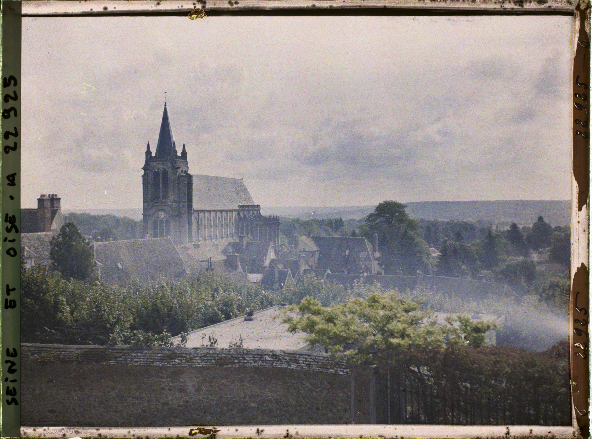 Image représentant France, Montfort l'Amaury, L'Eglise vue de la butte du Château
