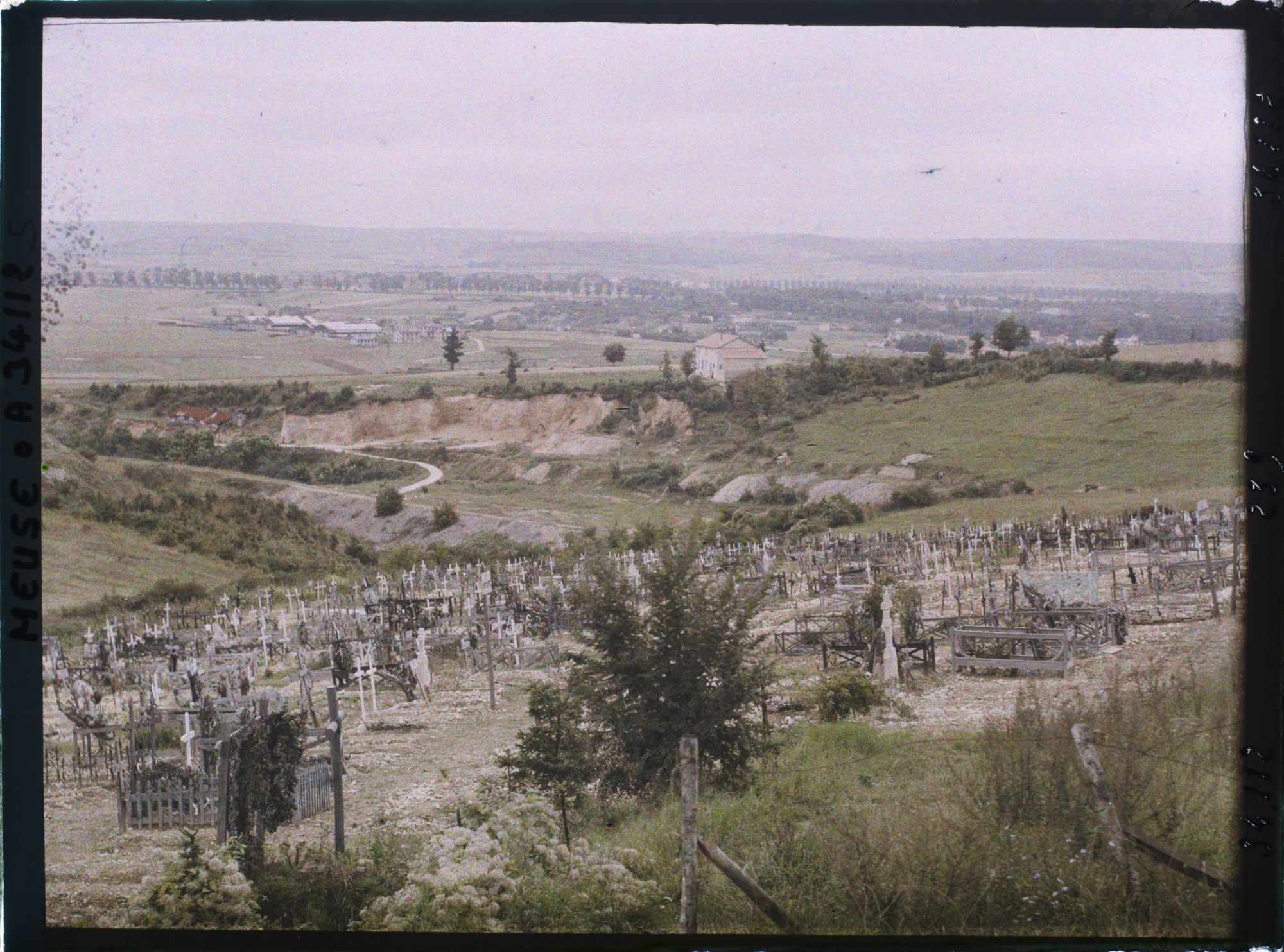 Image représentant France, Verdun, Vue prise des Casernes Marceau vers le Sud Ouest, au fond, à droite Verdun, au 1er plan, le Cimetière