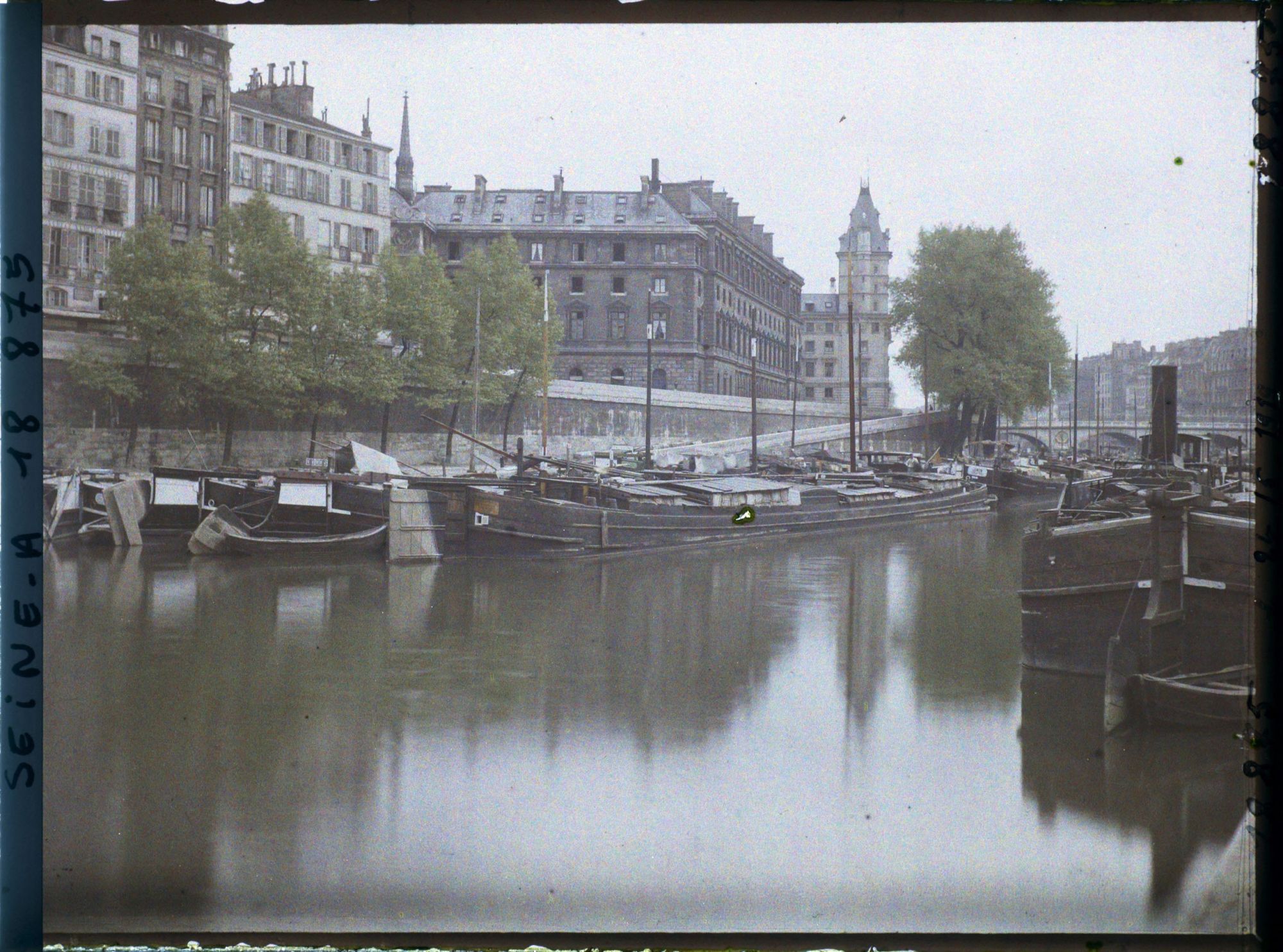 Image représentant Le quai des Orfèvres et le palais de Justice vus du port des Grands-Augustins