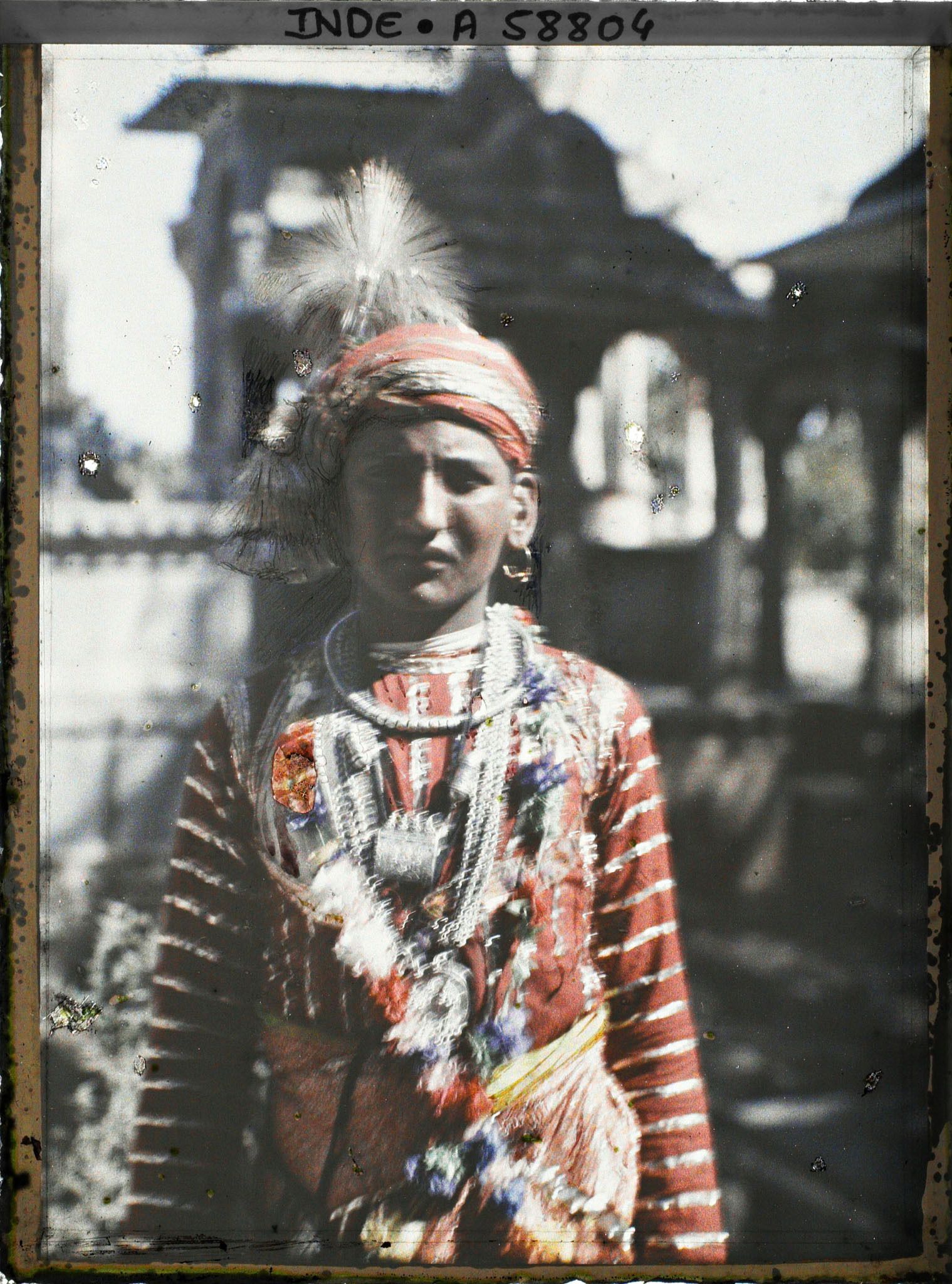 Image représentant Rajpoute en costume de marié devant les chatris de la nécropole des Maharanas du Mewar