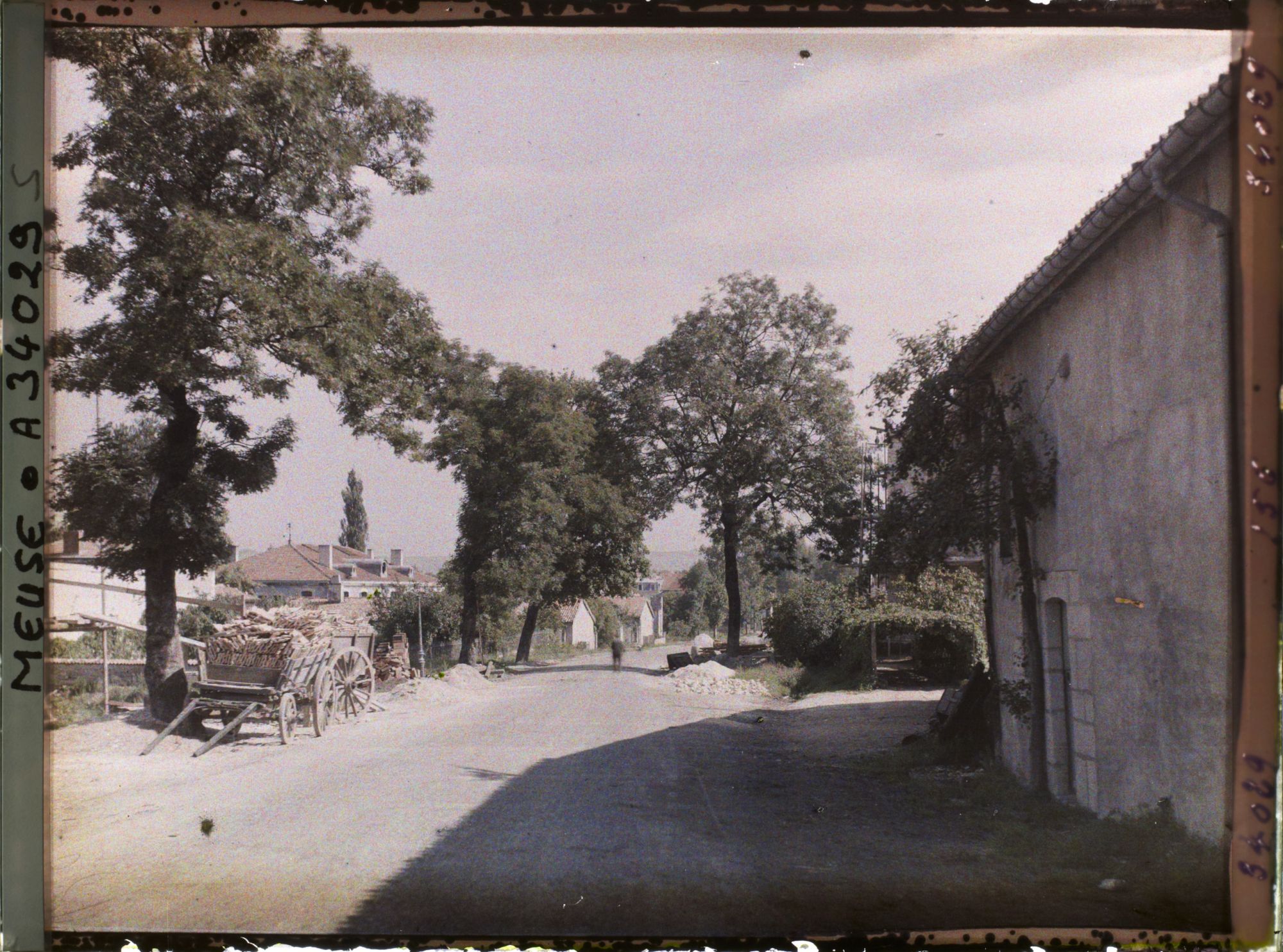 Image représentant France, Glorieux, La Voie Sacrée, vue prise après le passage à niveau vers Verdun