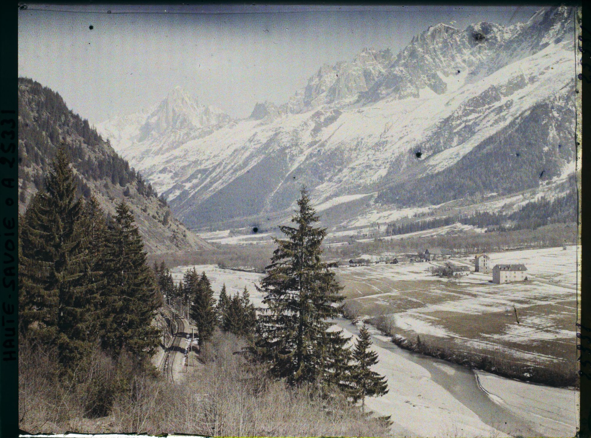 Image représentant France Les Alpes, Griaz, Vallée de Chamonix, L' Arve, la Chaîne des Aiguilles et le Village des Griaz.
