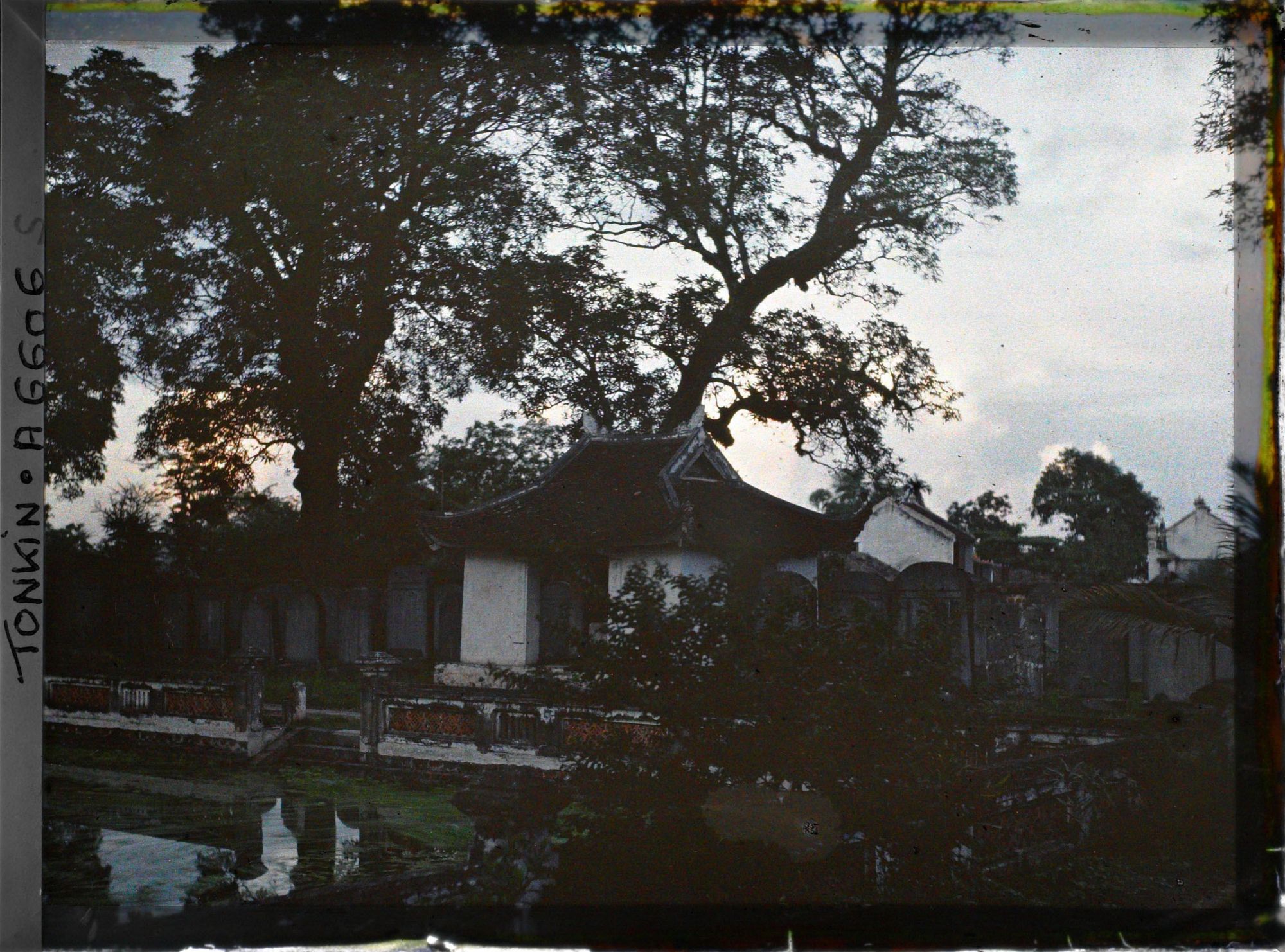 Image représentant Dernières lueurs du soleil couchant dans la troisième cour du Van-mieu, et contre-jour sur le bassin Thien-quang-tinh (" puits où se reflète l'éclat pur du ciel ")