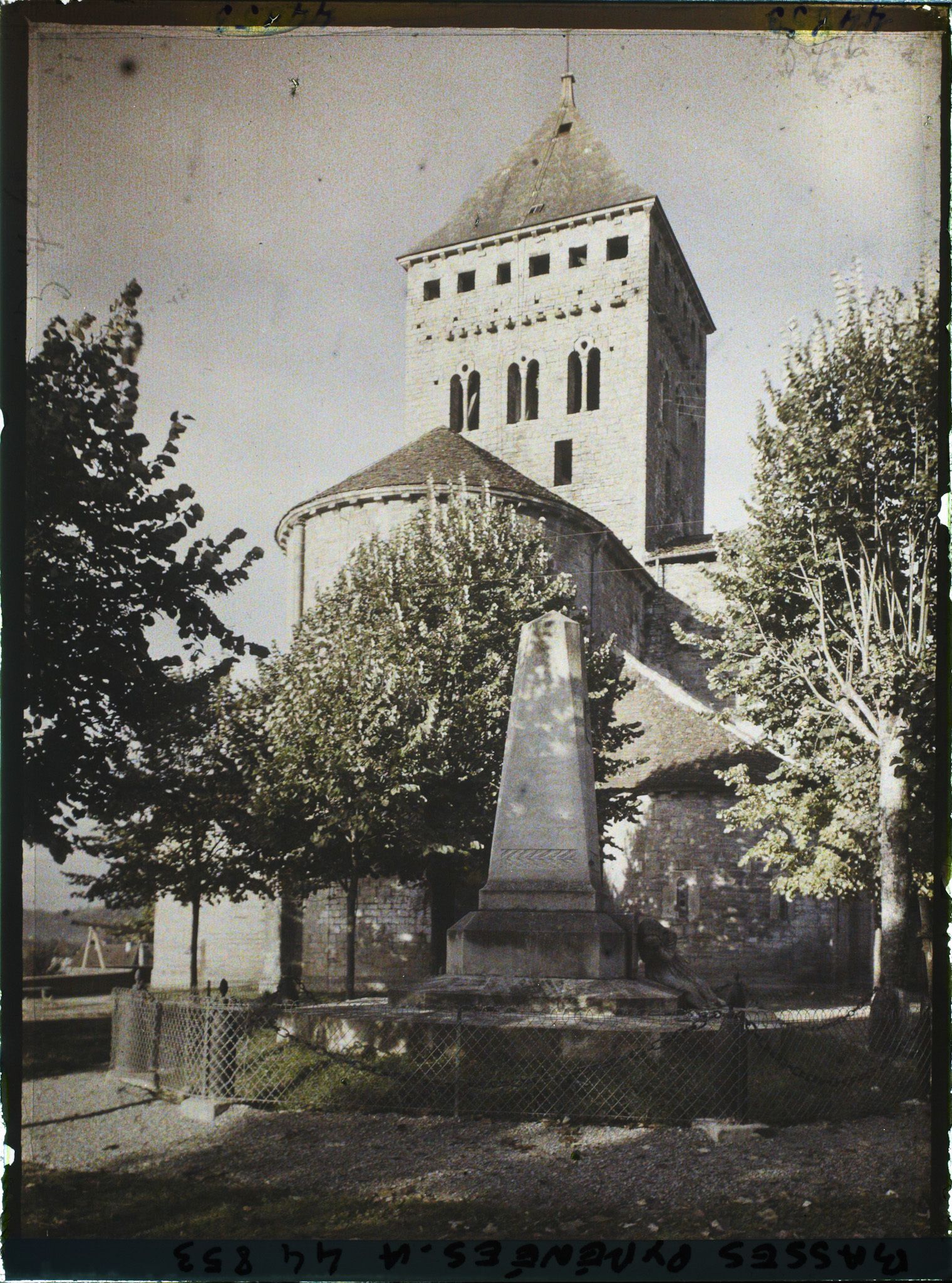 Image représentant France, Sauveterre de Béarn, L'Eglise et le monument aux Morts