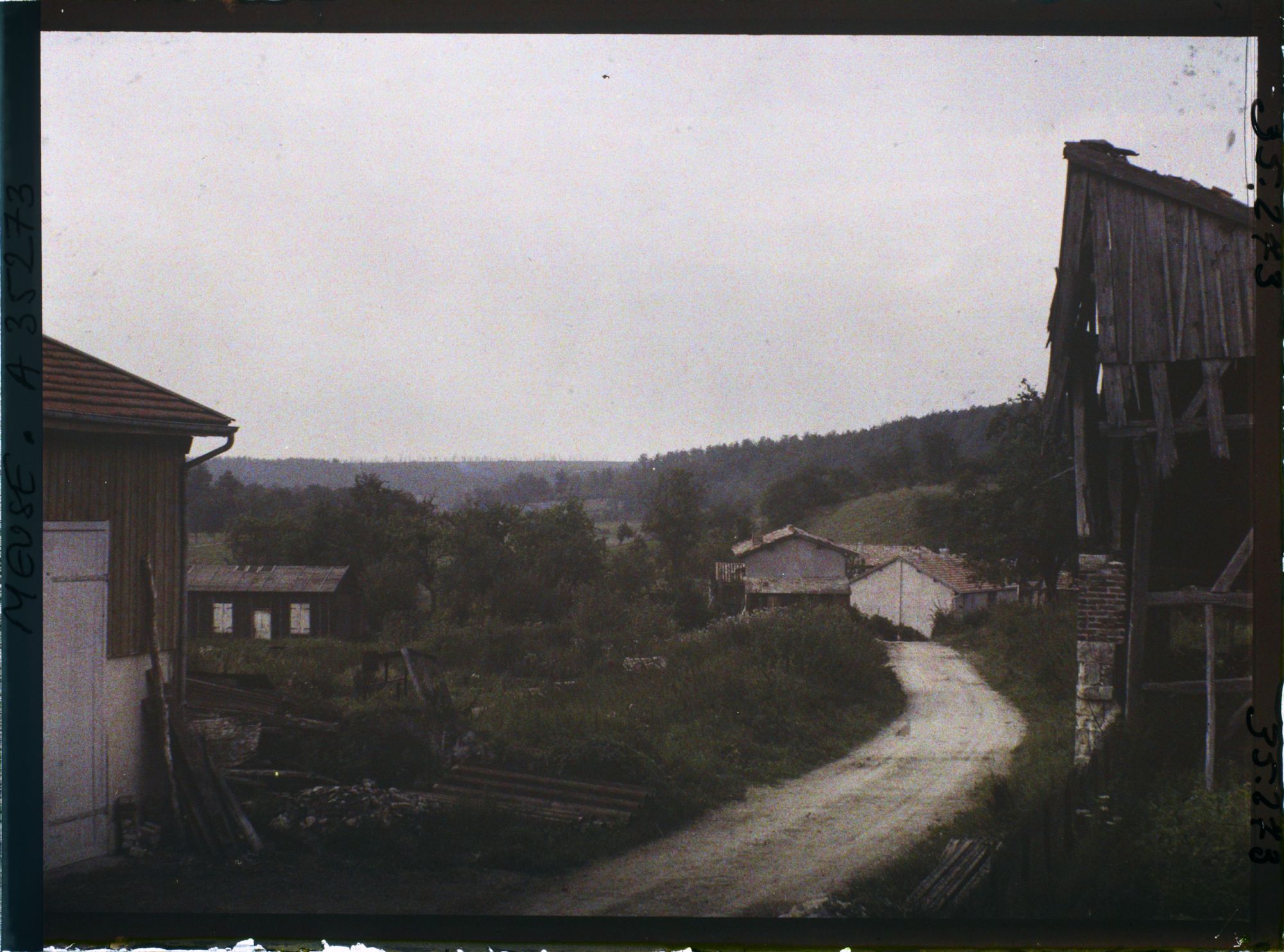 Image représentant France, La Chalade, Ruines et reconstructions sur la route du Bel Orme