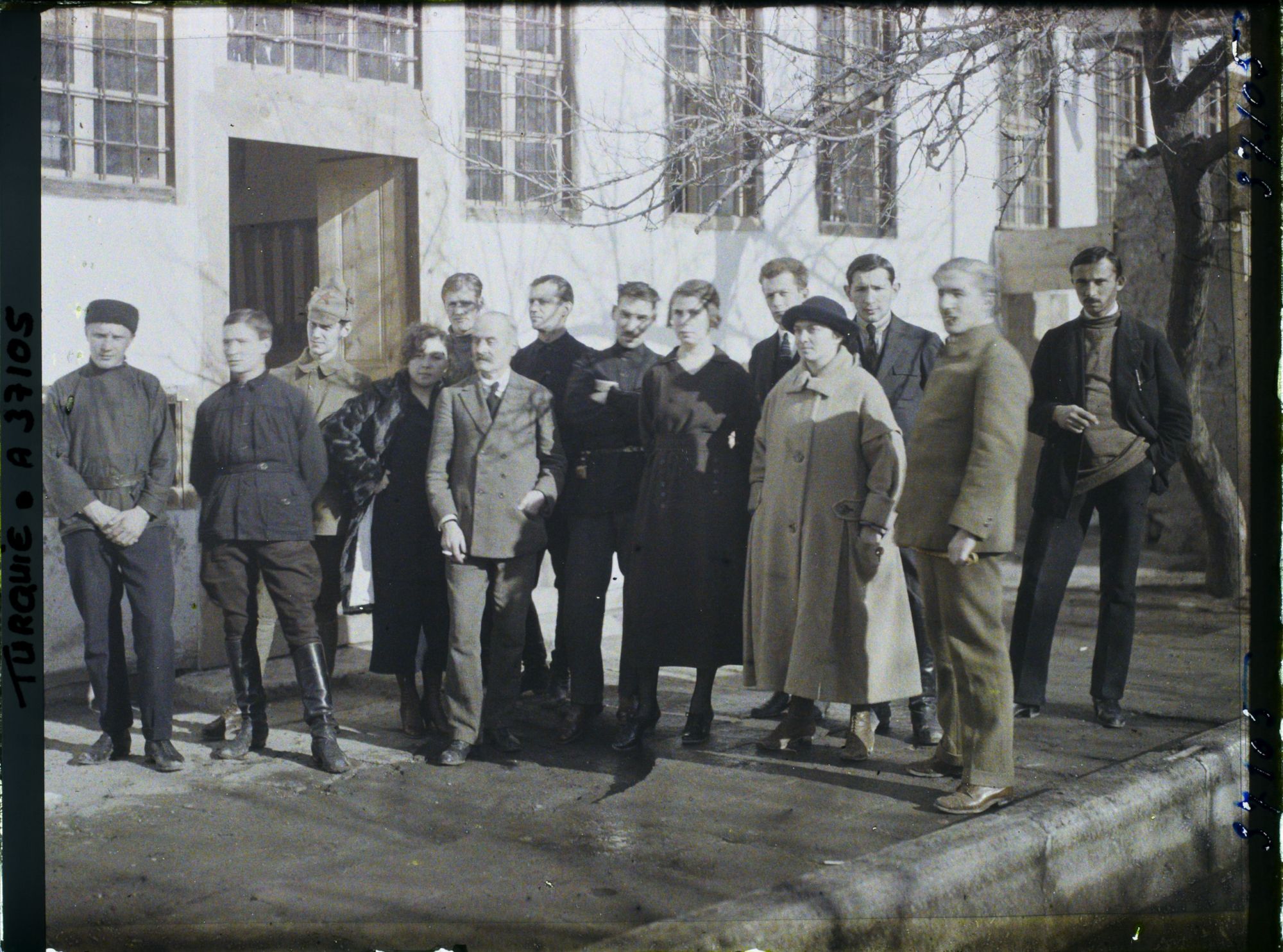 Image représentant Personnel de l'Ambassade de la République des Soviets réuni le jour de la proclamation de l'Union des Républiques (URSS)