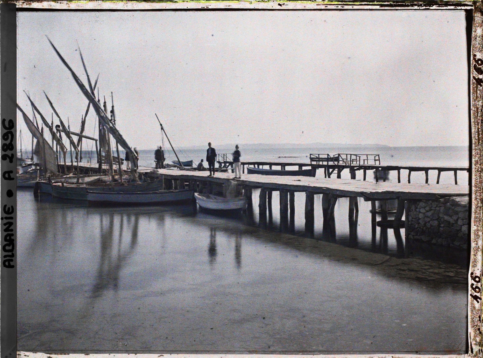 Image représentant Le port et la chaîne qui ferme le port au sud