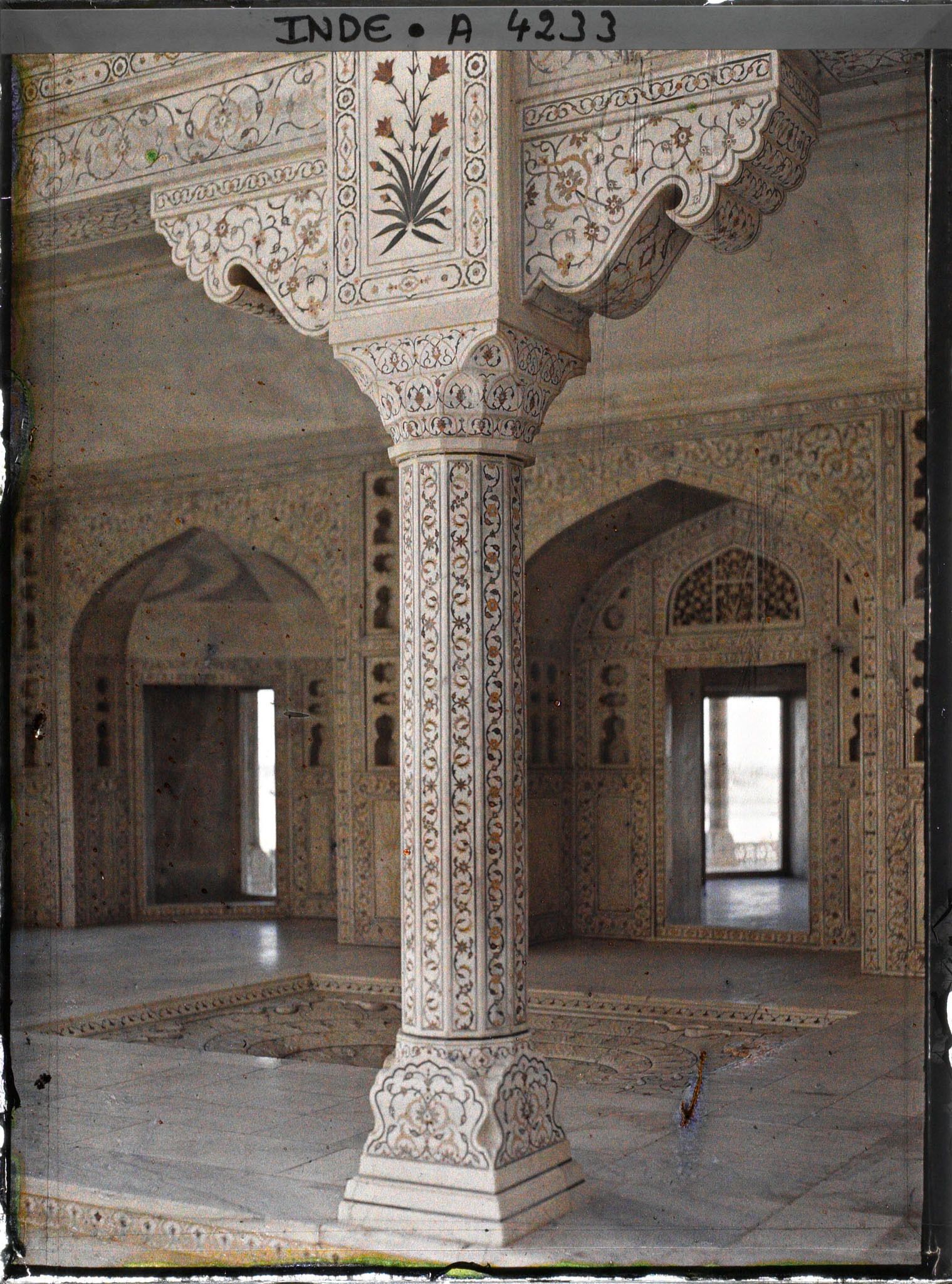 Image représentant Un des piliers de la tour du Jasmin (Musamman Burj) dans l'enceinte du fort Rouge (Lal Qila)