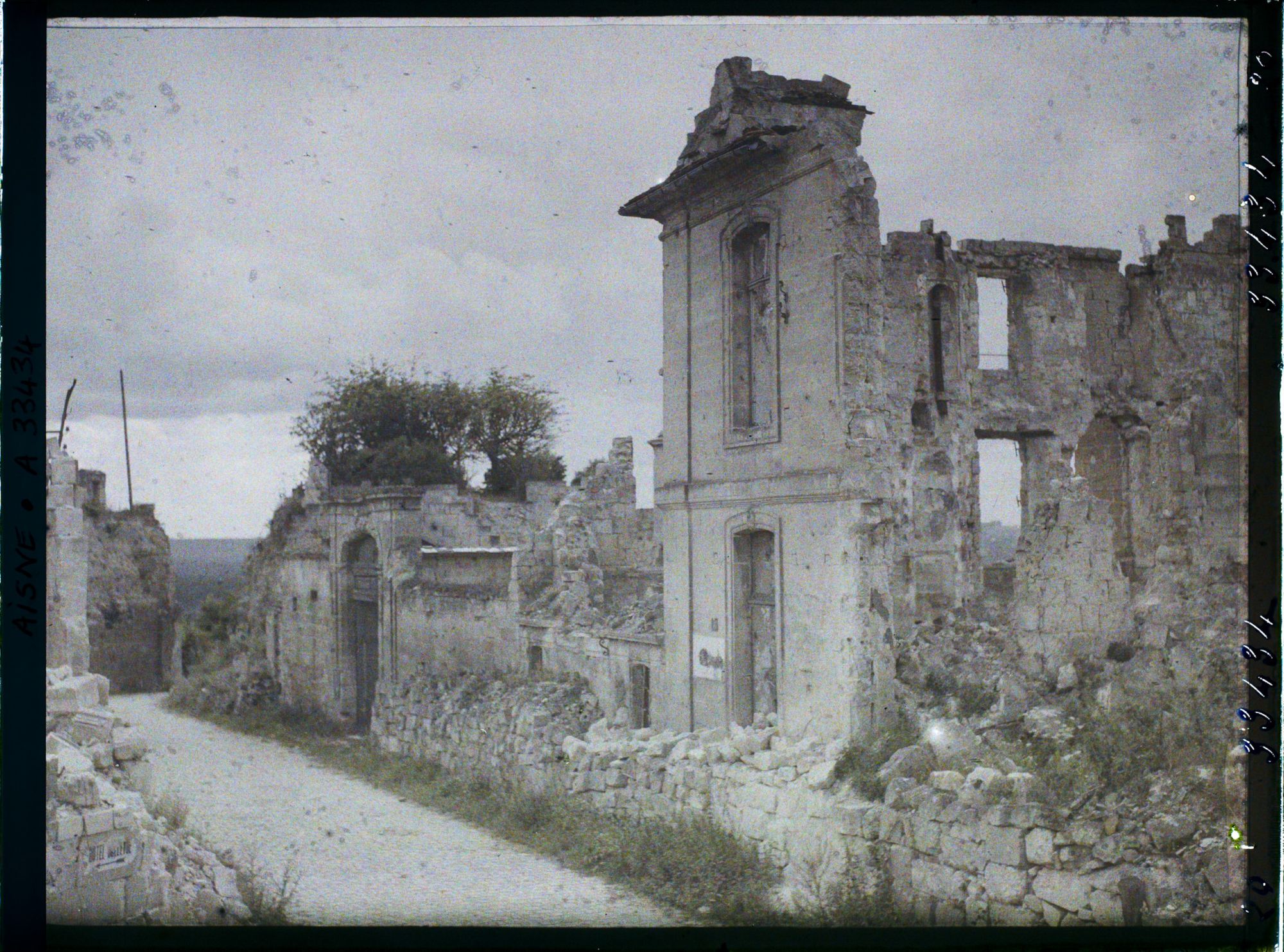 Image représentant France, Coucy le Château, La rue allant vers la Chapelle