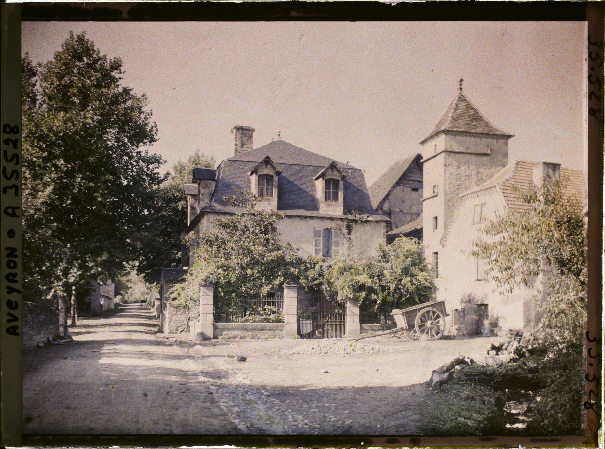 Image représentant La petite place du village
