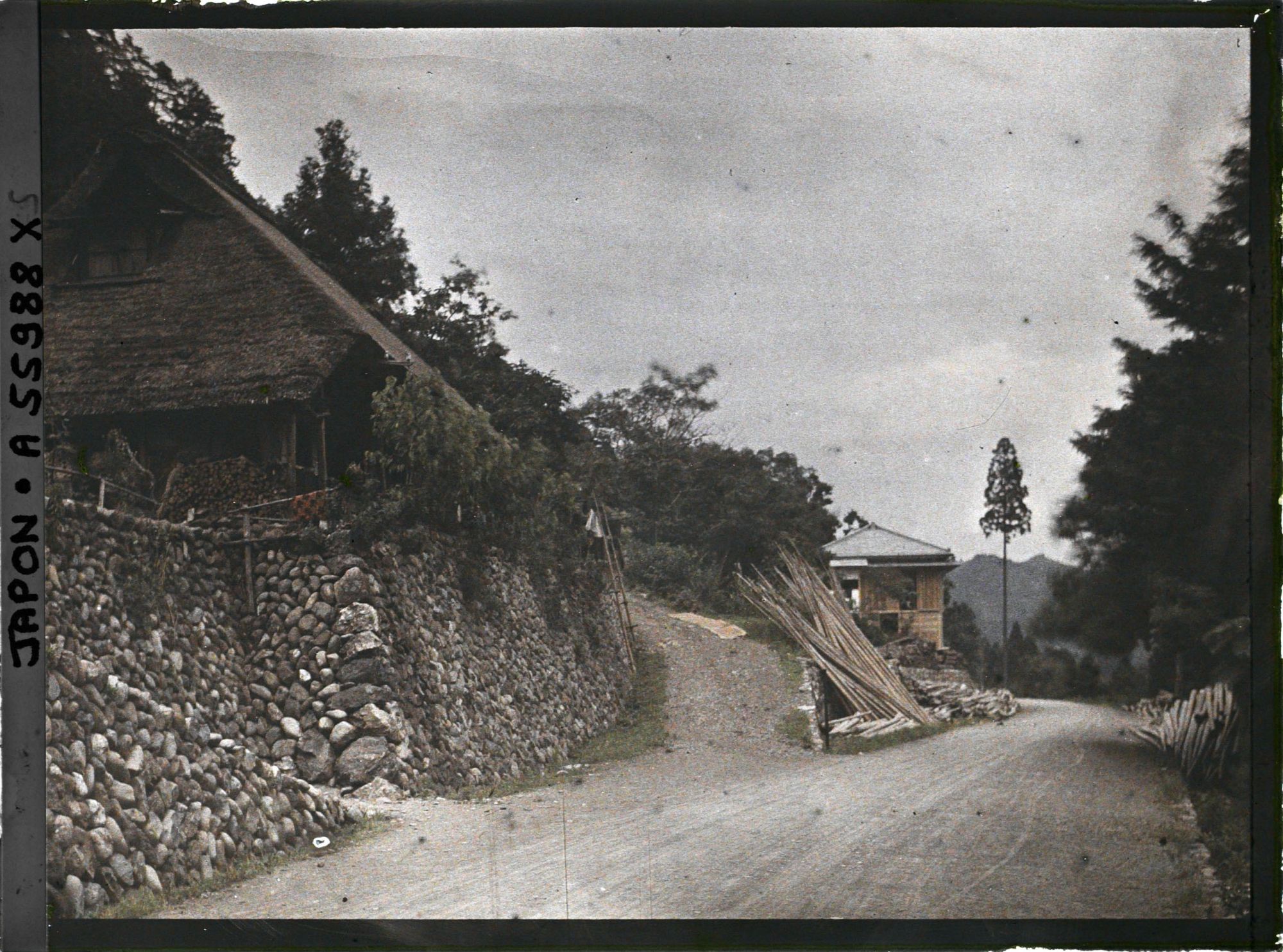 Image représentant Village dans la vallée de la Tamagawa (?)
