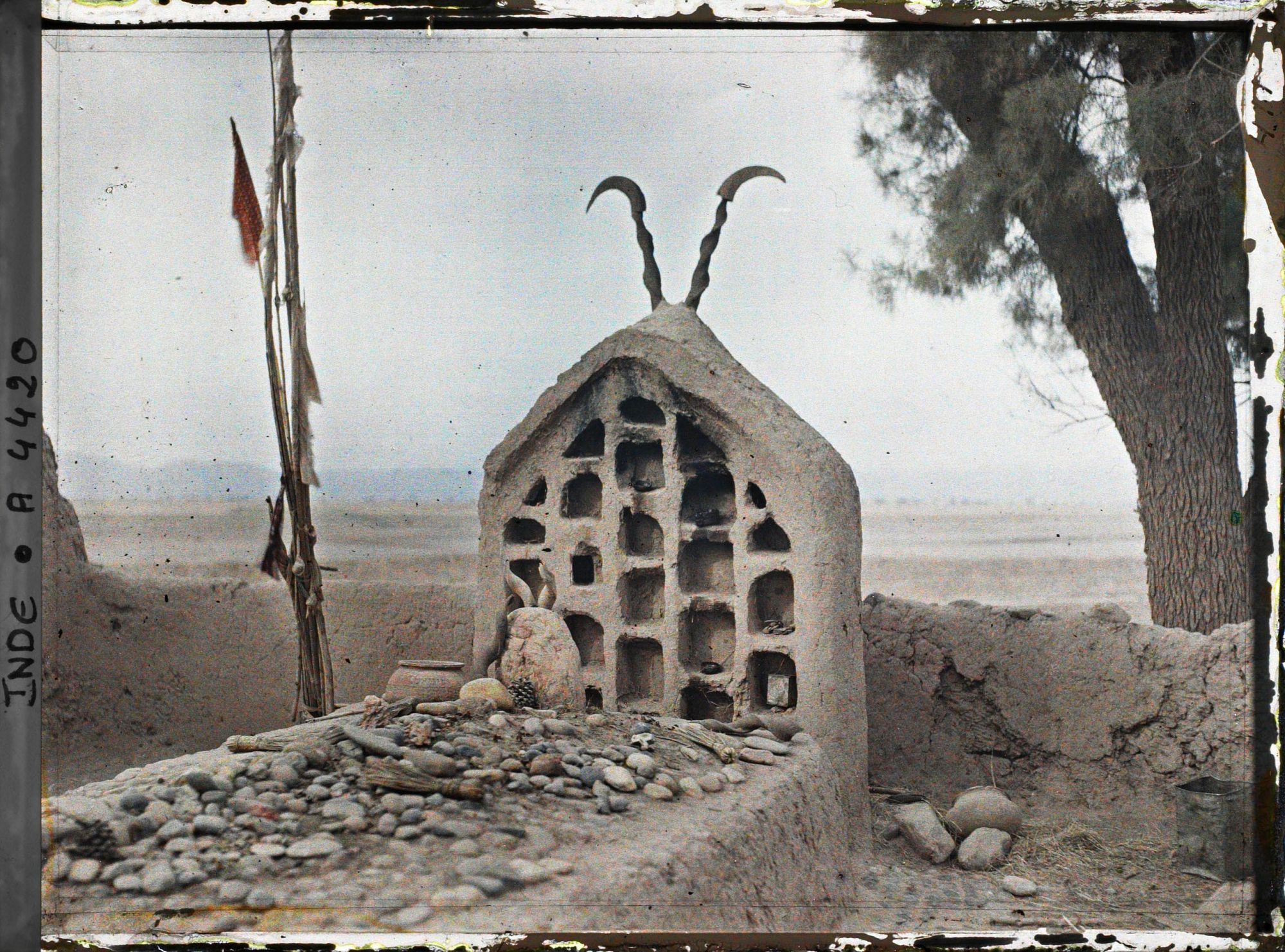 Image représentant Une tombe près de la frontière afghane (?)