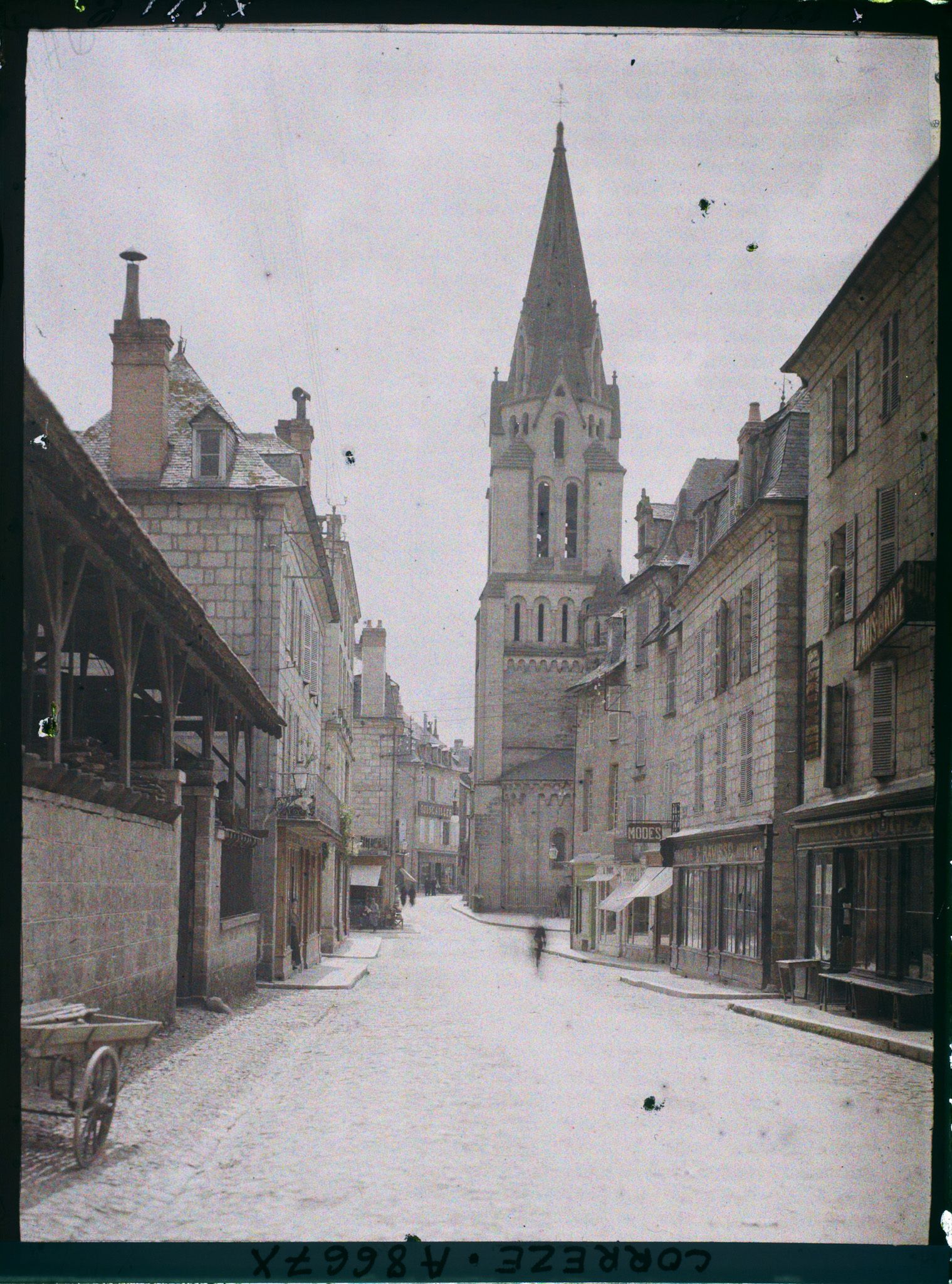 Image représentant Le clocher de l'église Saint-Martin, rue Massénat