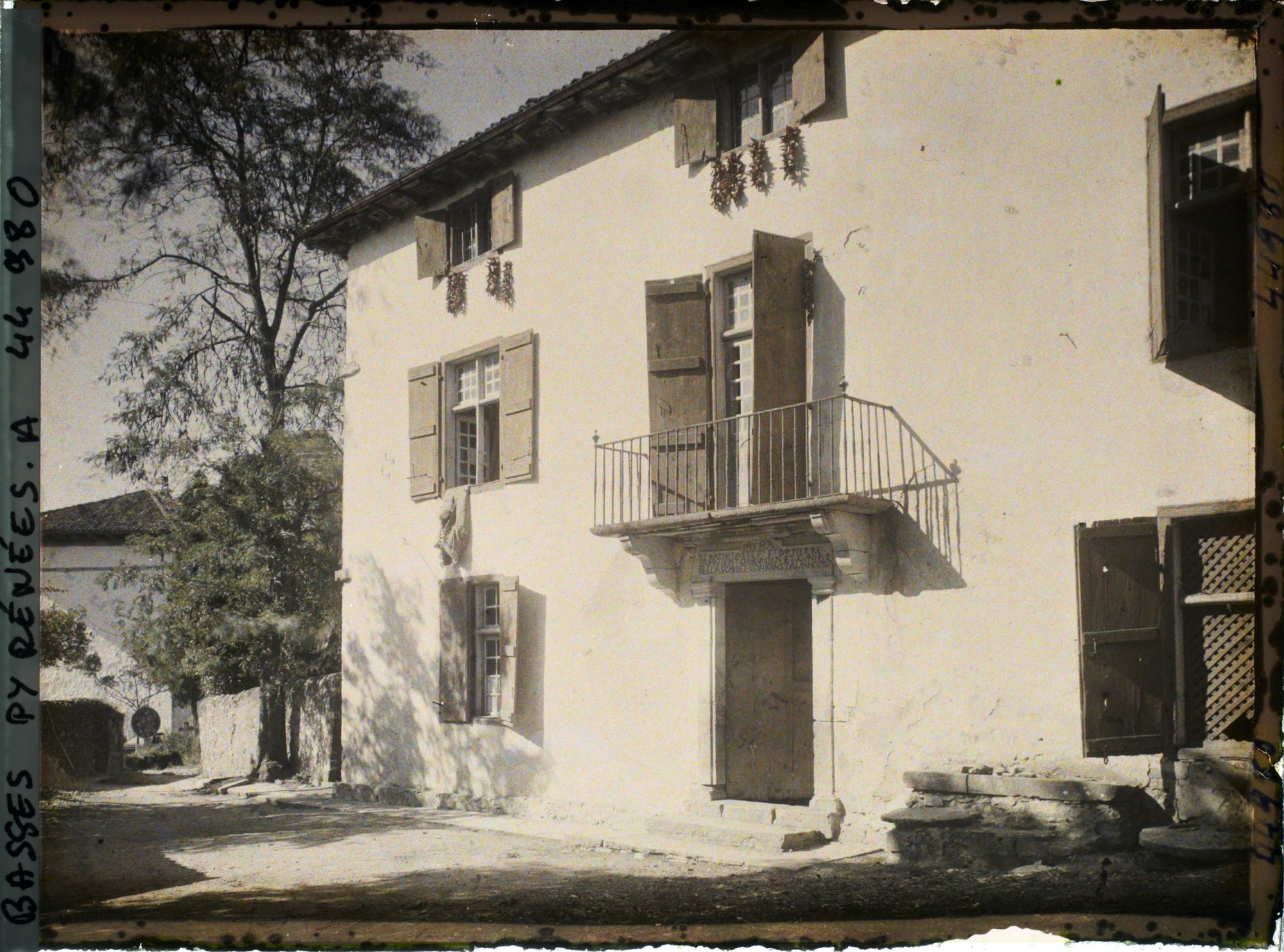 Image représentant France, Espelette, Vieille Maison à inscriptions au dessus de la porte