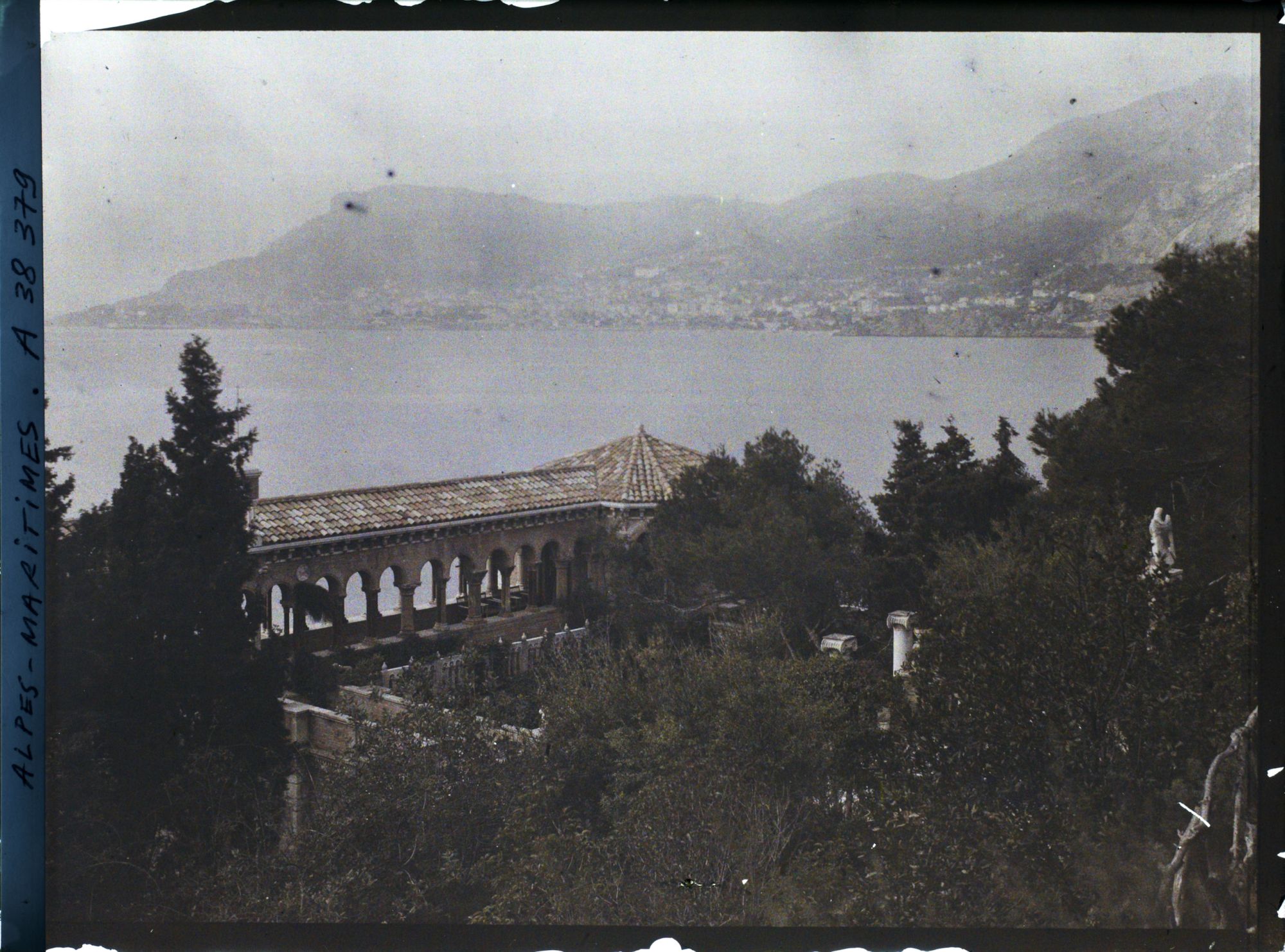 Image représentant Partie de la grande galerie et zone basse du jardin de la villa Cypris, vue en direction de Monaco