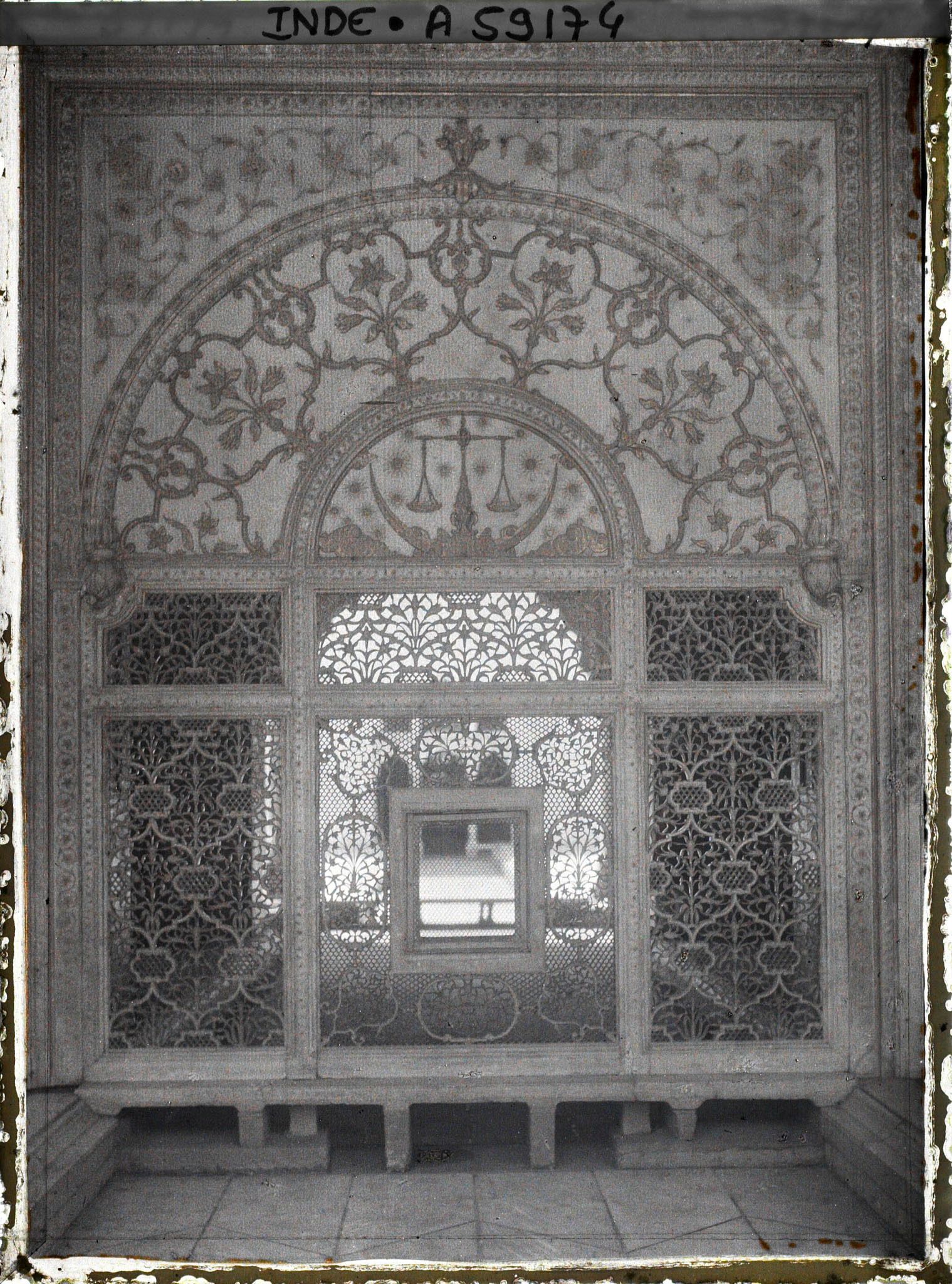 Image représentant Ecran de marbre ajouré (jali), surmonté d'un panneau d'albâtre orné de la balance de la justice (Mizan-i-Insaf) dans le fort Rouge (Lal Qila)