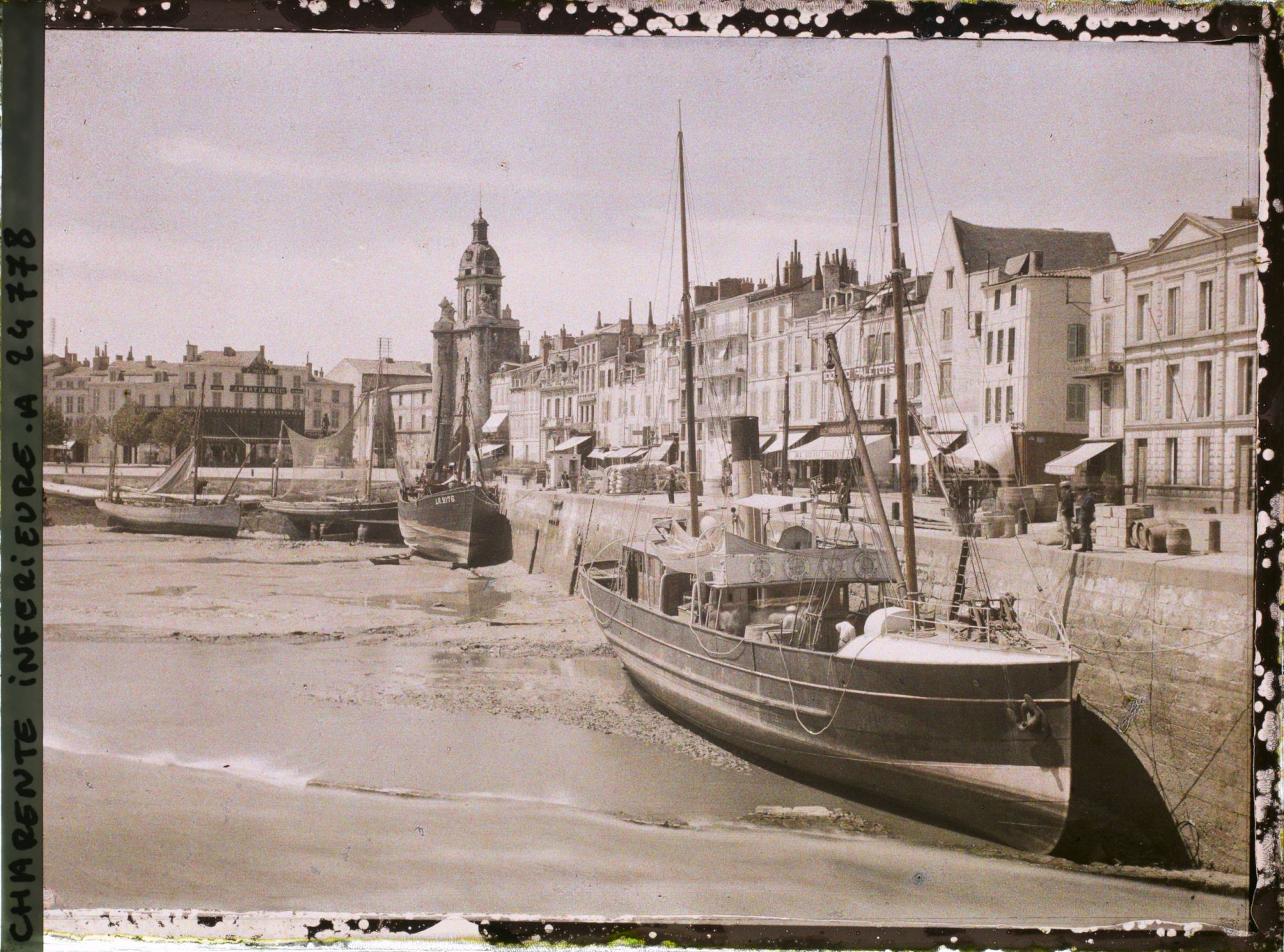 Image représentant Les bateaux dans le port à marée basse, quai Duperré, au fond la tour de l'Horloge