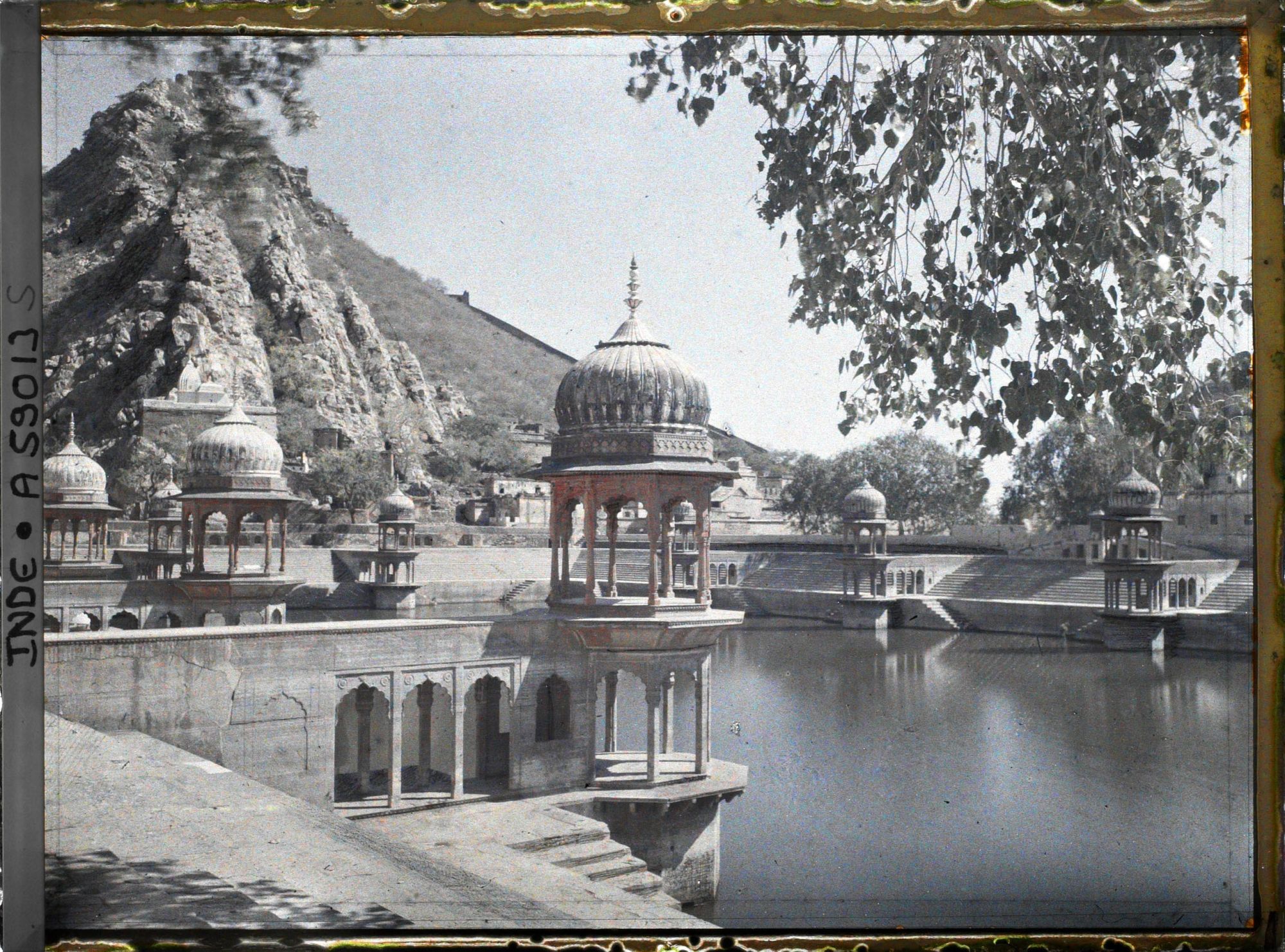 Image représentant Le Rani Musi chhatri, bassin du palais Vilay Vilas