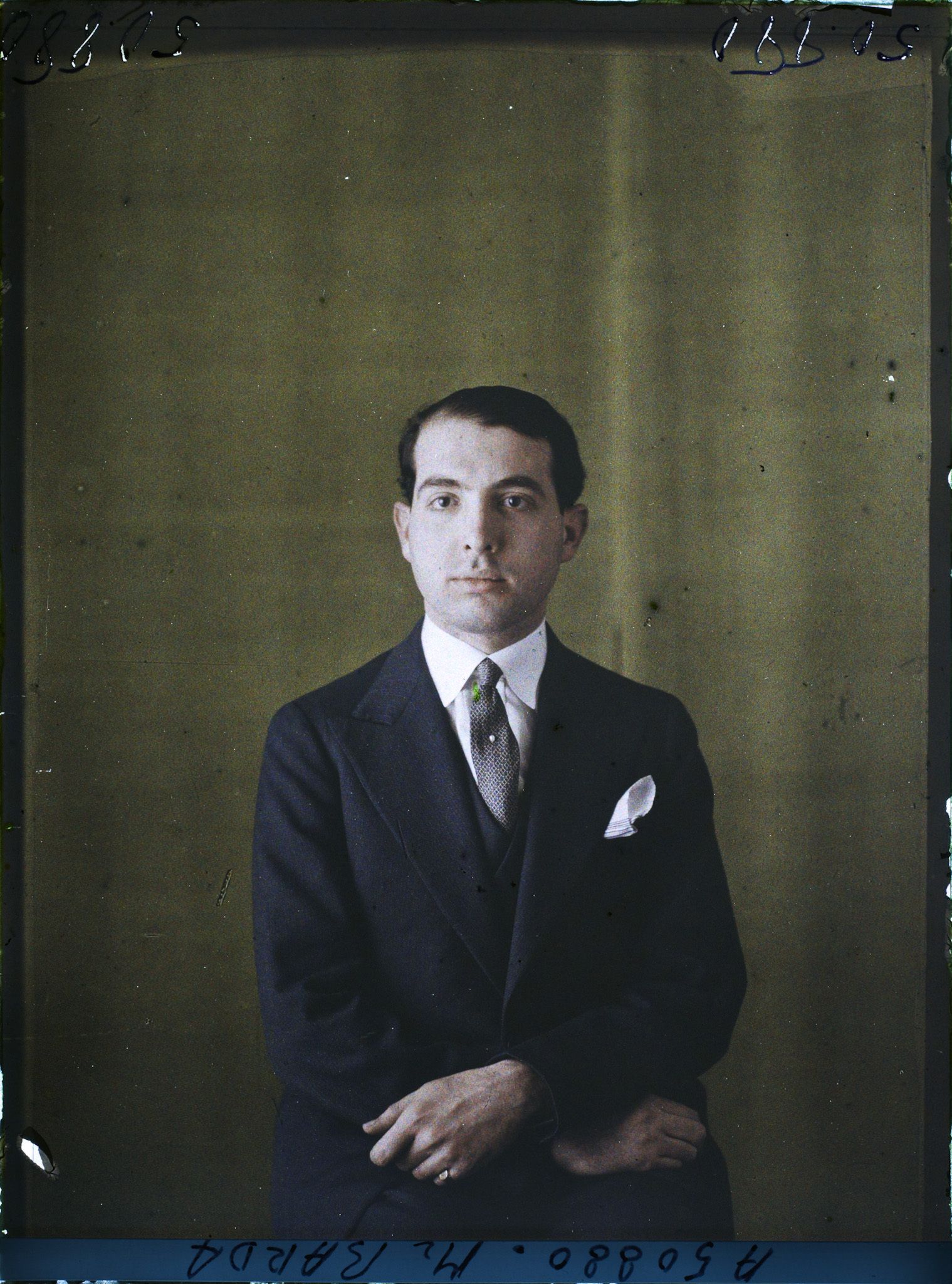Image représentant https://musee-albert-kahn.s-museum.fr/home/NWQ2OTAwYzNmYjZlZTk1ZWQwODJmMjY4L2dlbmVyaWMtbm90aWNlLXRhYi9hdXRob3JpdHkvNjE3YTc5ZjVjZjhiODk2OGIzMzM3ZDIx/5d6900c3fb6ee95ed082f268/generic-notice-tab/authority/617a79ebcf8b8968b33367dc Monsieur Barda