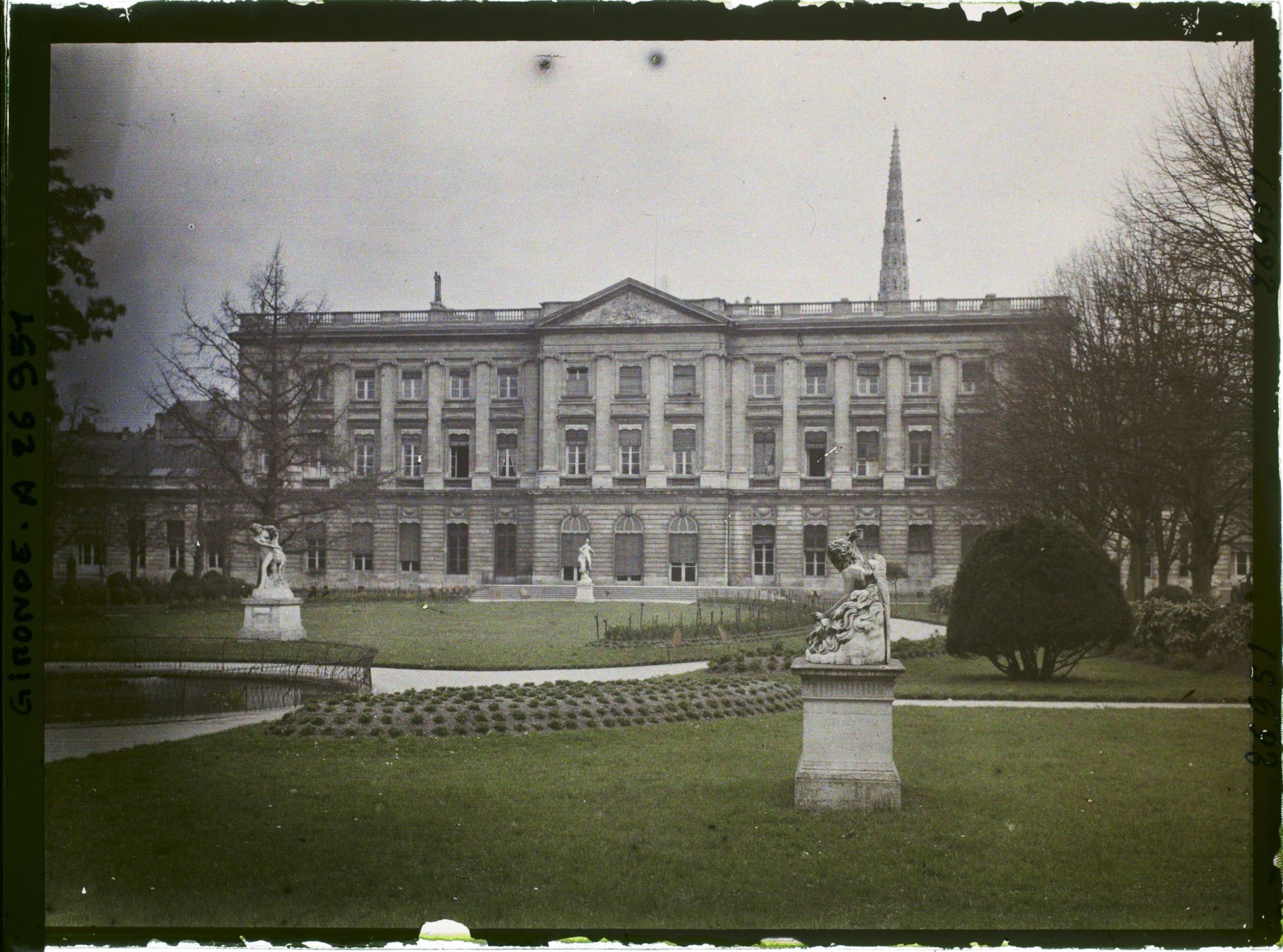 Image représentant Le jardin public devant l'Hôtel de Ville