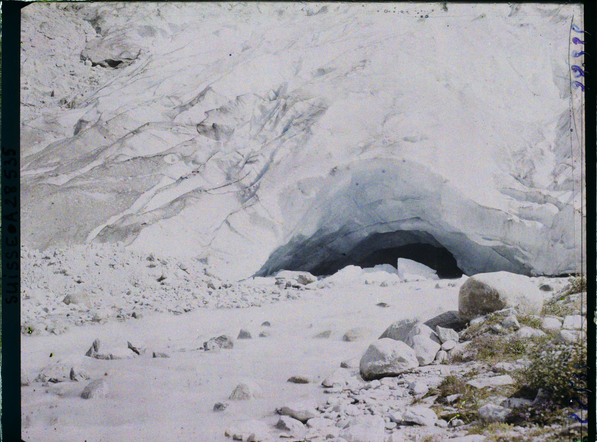 Image représentant Le Rhône à la sortie du glacier du Rhône