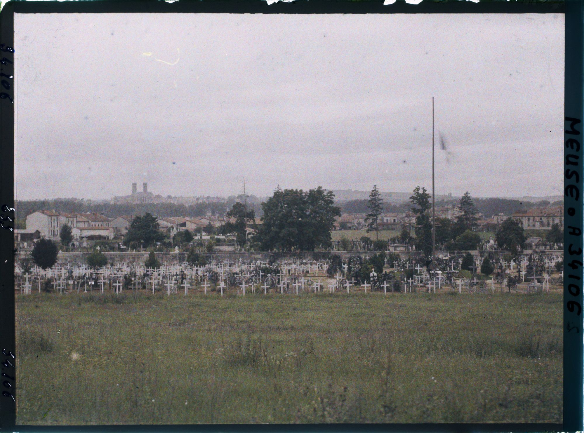 Image représentant France, Verdun, Le Cimetière du faubourg Pavé et la Ville