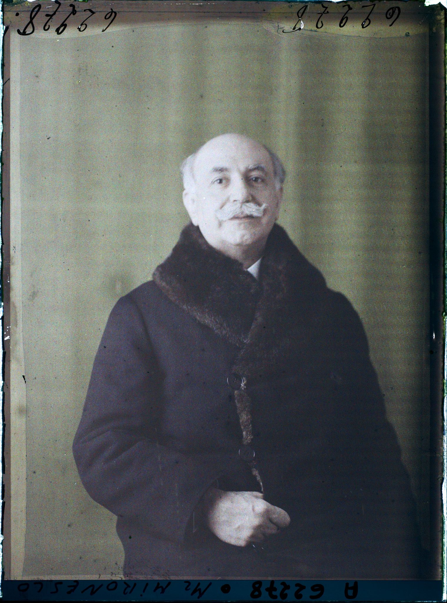 Image représentant https://musee-albert-kahn.s-museum.fr/home/NWQ2OTAwYzNmYjZlZTk1ZWQwODJmMjY4L2dlbmVyaWMtbm90aWNlLXRhYi9hdXRob3JpdHkvNjE3YTc5ZjVjZjhiODk2OGIzMzM3ZDIx/5d6900c3fb6ee95ed082f268/generic-notice-tab/authority/617a79ebcf8b8968b3337406 Monsieur Georges Mironesco