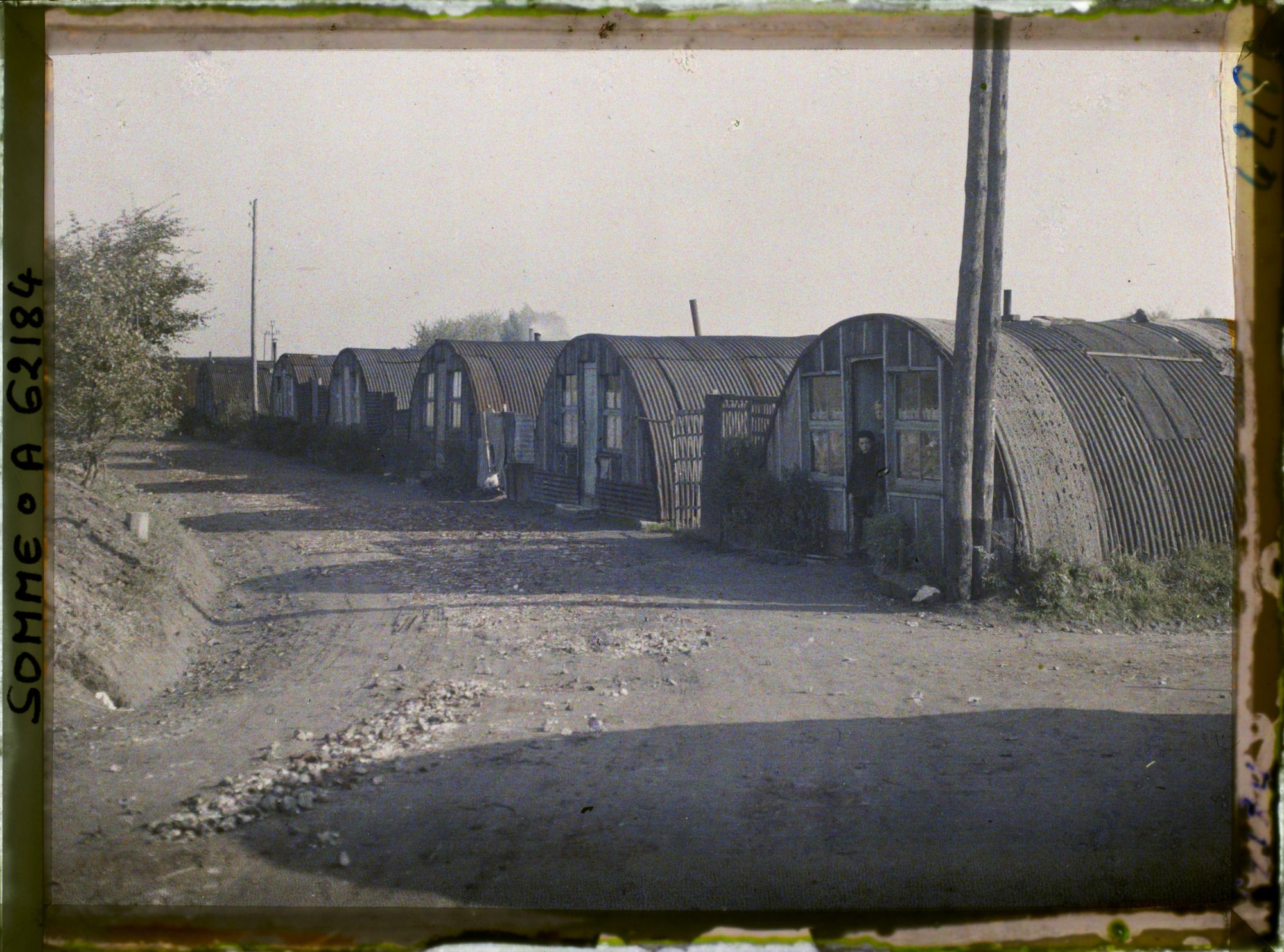 Image représentant Somme, Péronne, Une rue de baraquements en tôle ondulée