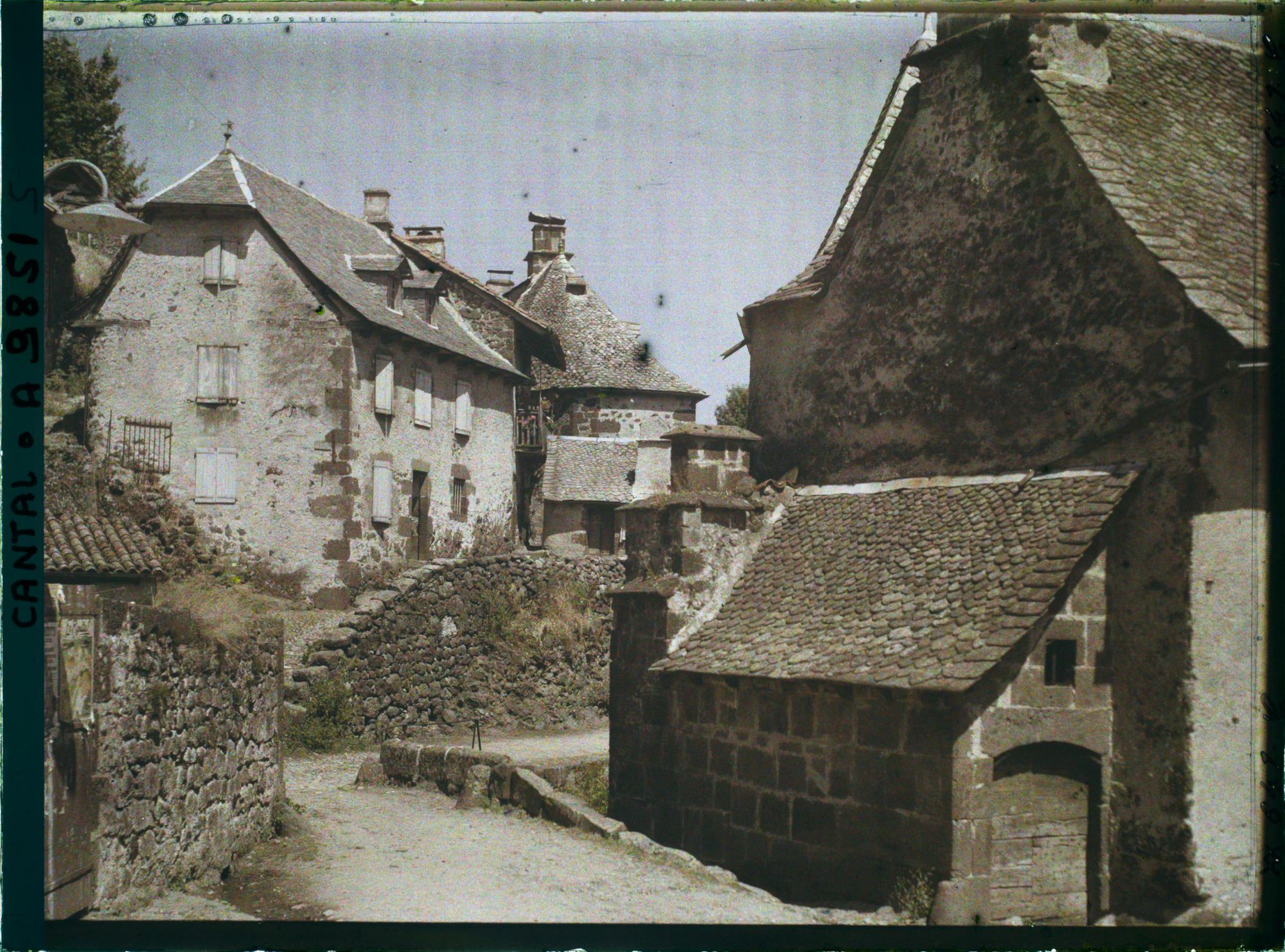 Image représentant Les maisons à l'angle de la place de l'église et de la rue du Dr Civiale