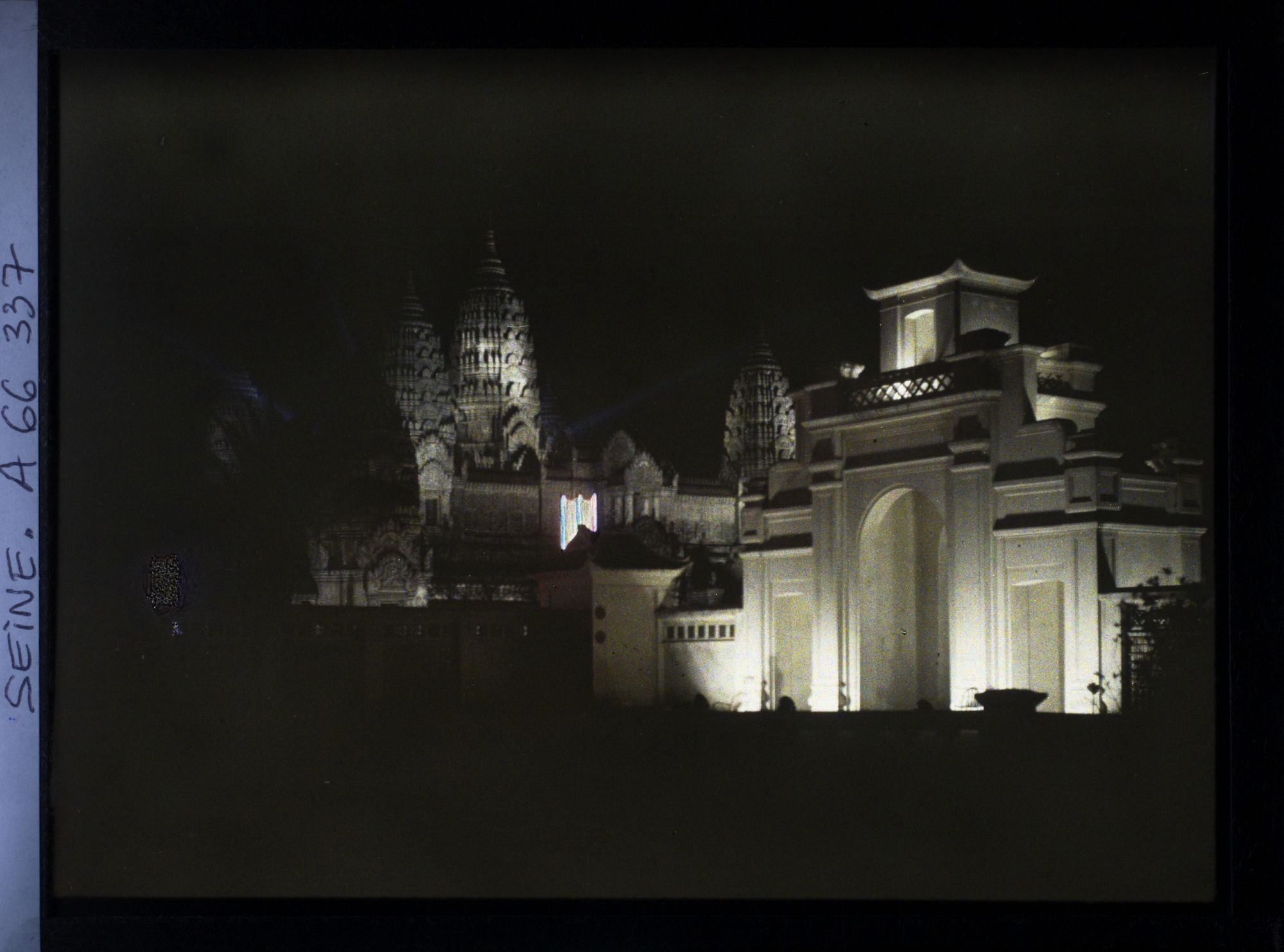 Image représentant L'Exposition Coloniale Internationale de 1931, les illuminations de la porte du Tonkin et du temple d'Angkor Vat
