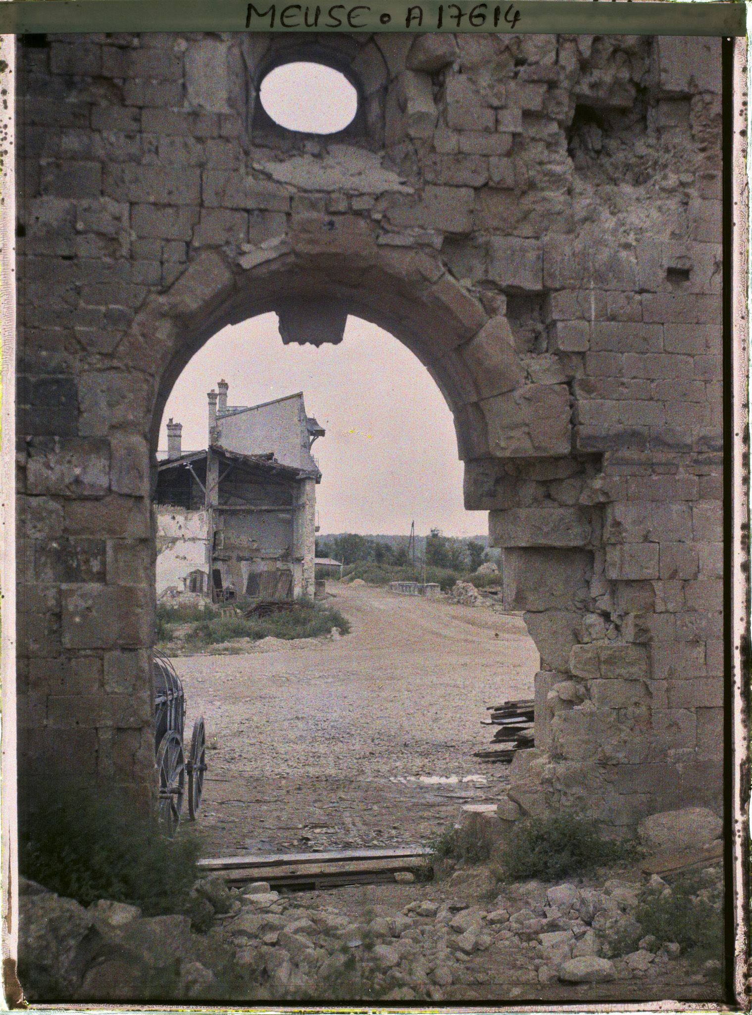 Image représentant France, Varennes, Vue prise à travers la porte de l'Eglise