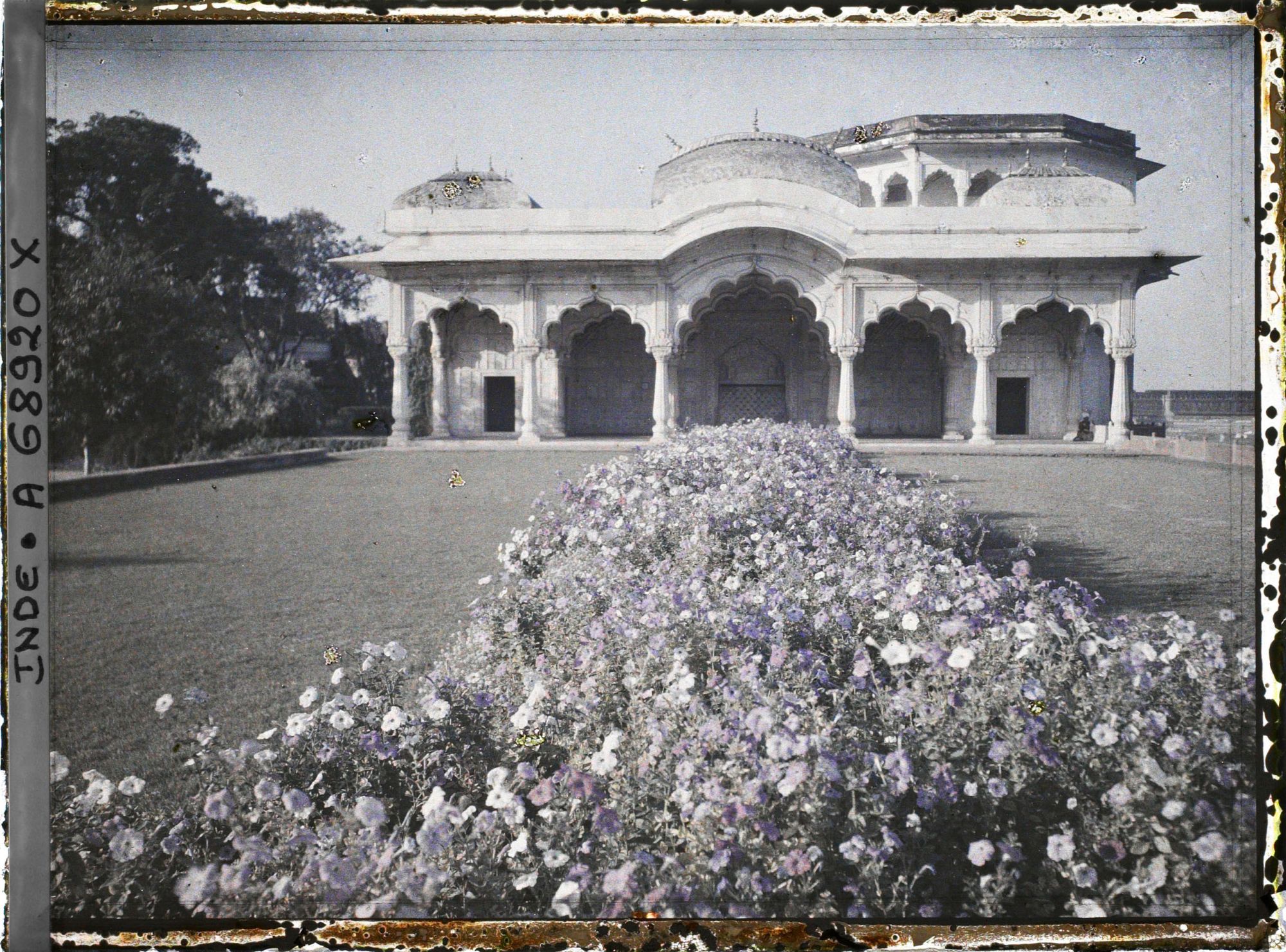 Image représentant Le pavillon de marbre devant la tour de l'Empereur (Shah Burj) dans le fort Rouge (Lal Qila)