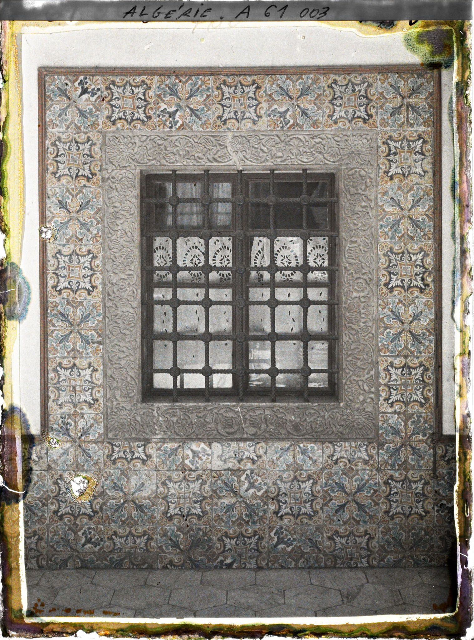 Image représentant L'archevêché (ancien Dar Aziza), une fenêtre encadrée de carreaux