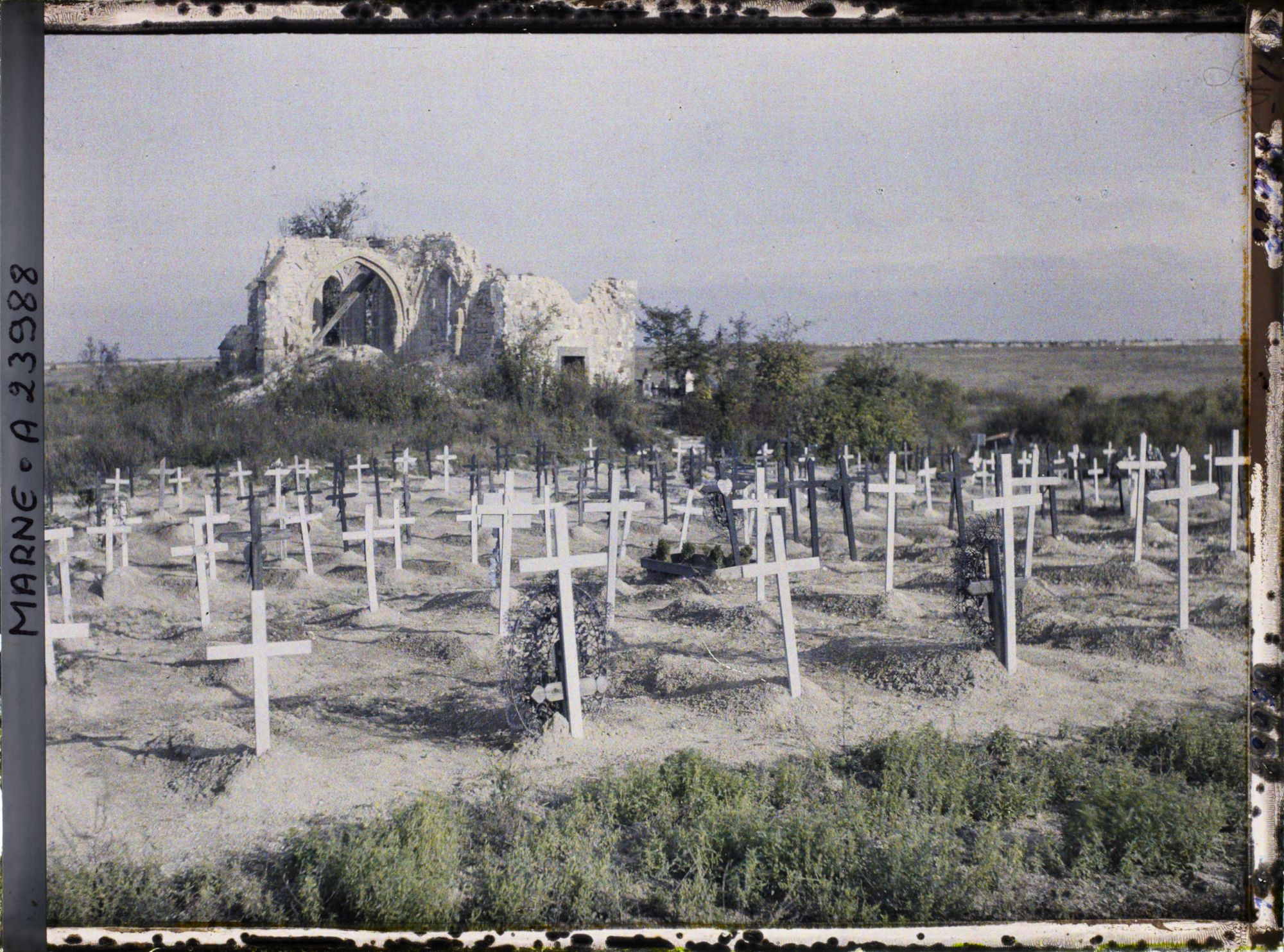 Image représentant France, Hurlus, Le Cimetière militaire et les ruines de l'Eglise
