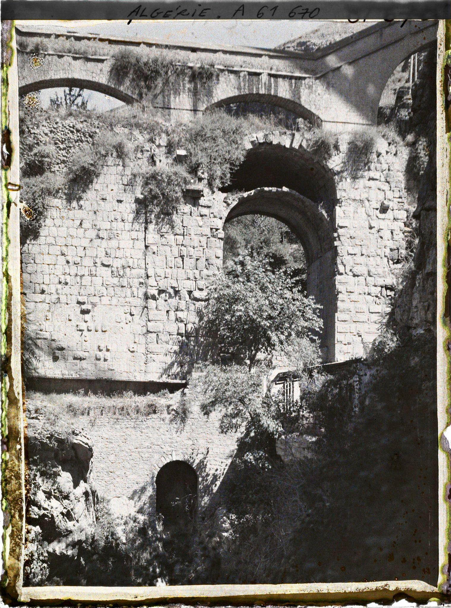 Image représentant Algérie, Constantine, Au fond des gorges, Ruines du Pont Romain d'Antonin