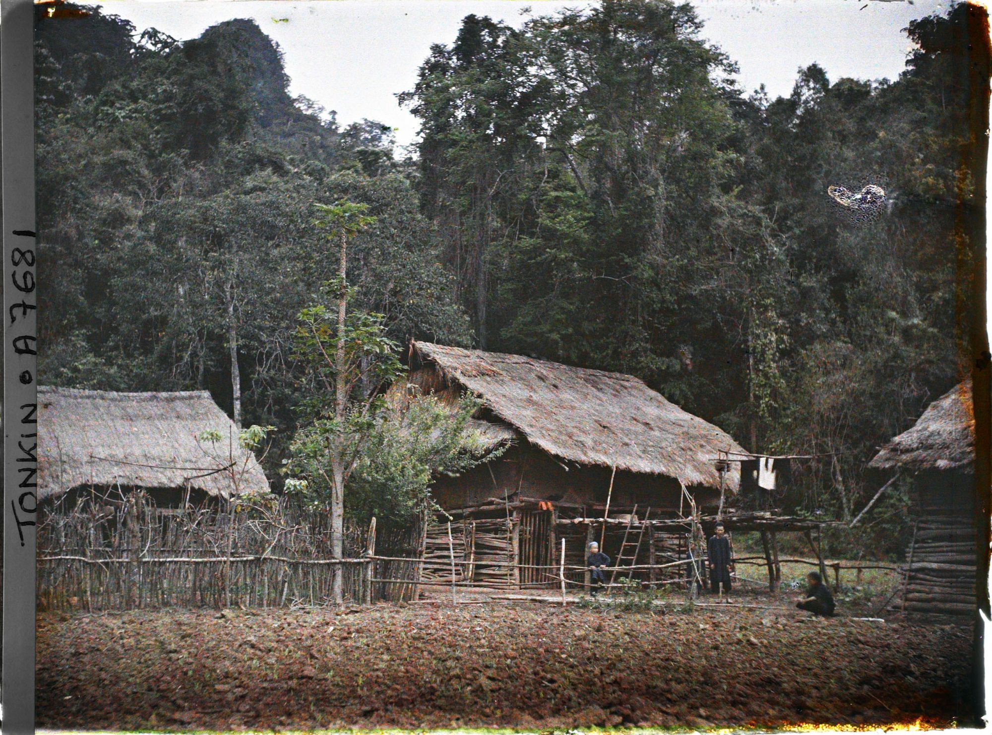 Image représentant Des villageois thaï (thô) devant leur habitation dans le massif de Bac-so'n (ou massif de Cai-binh)