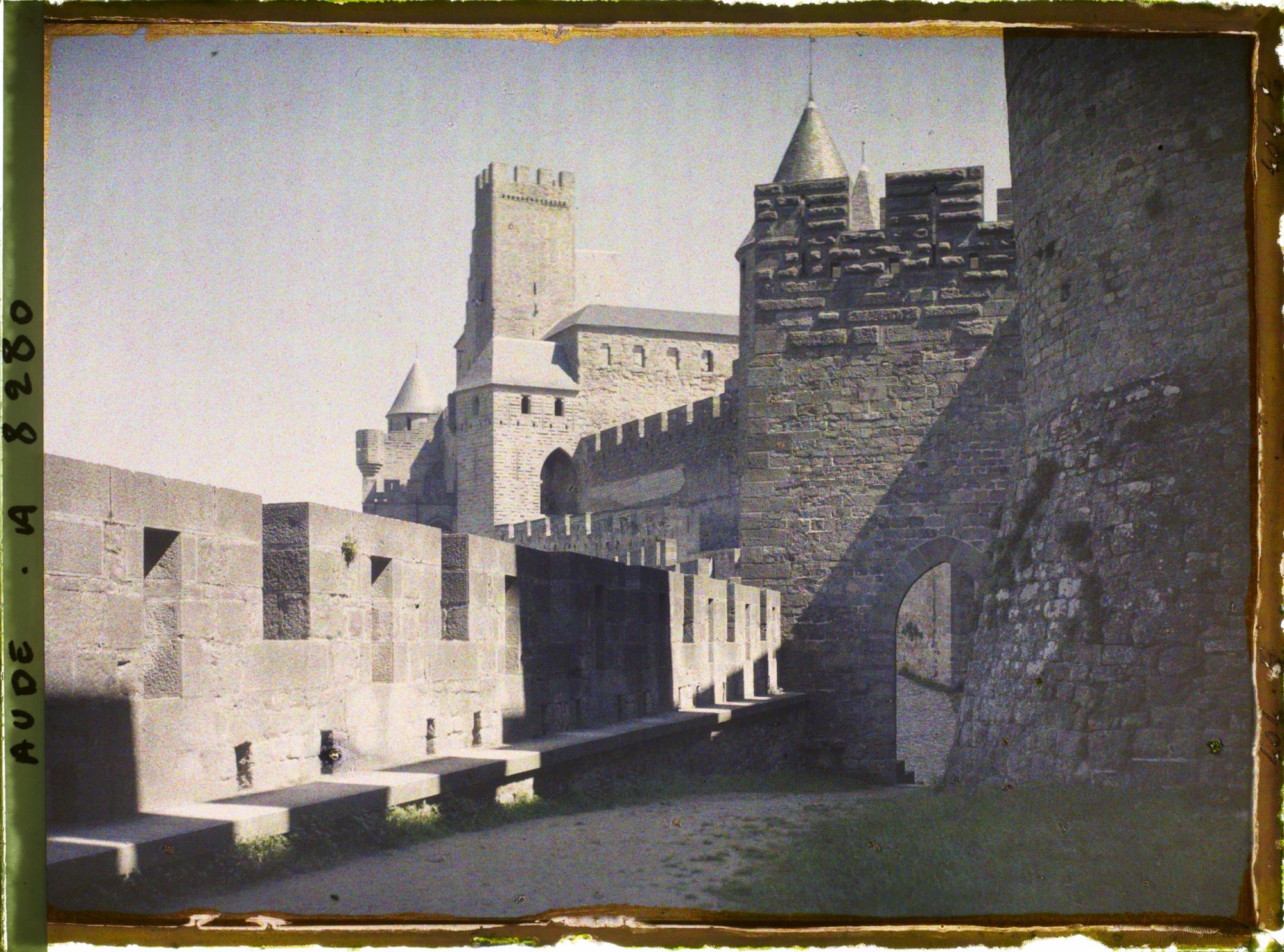 Image représentant La porte du Sénéchal, vue de l'intérieur de l'enceinte