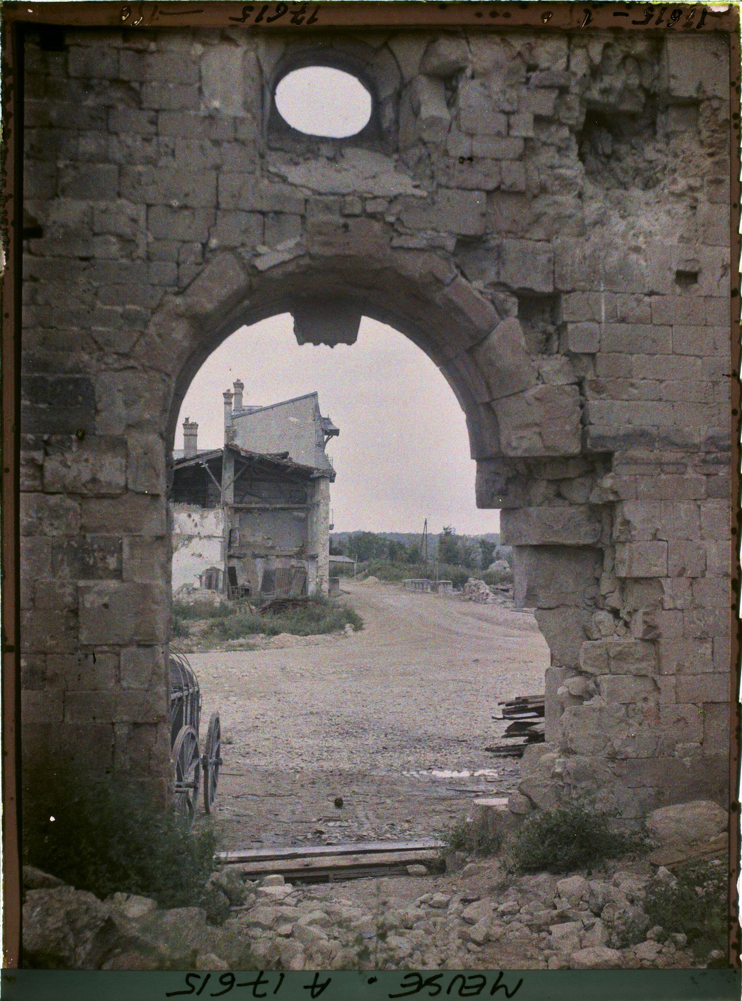 Image représentant France, Varennes, Vue prise à travers la porte de l'Eglise