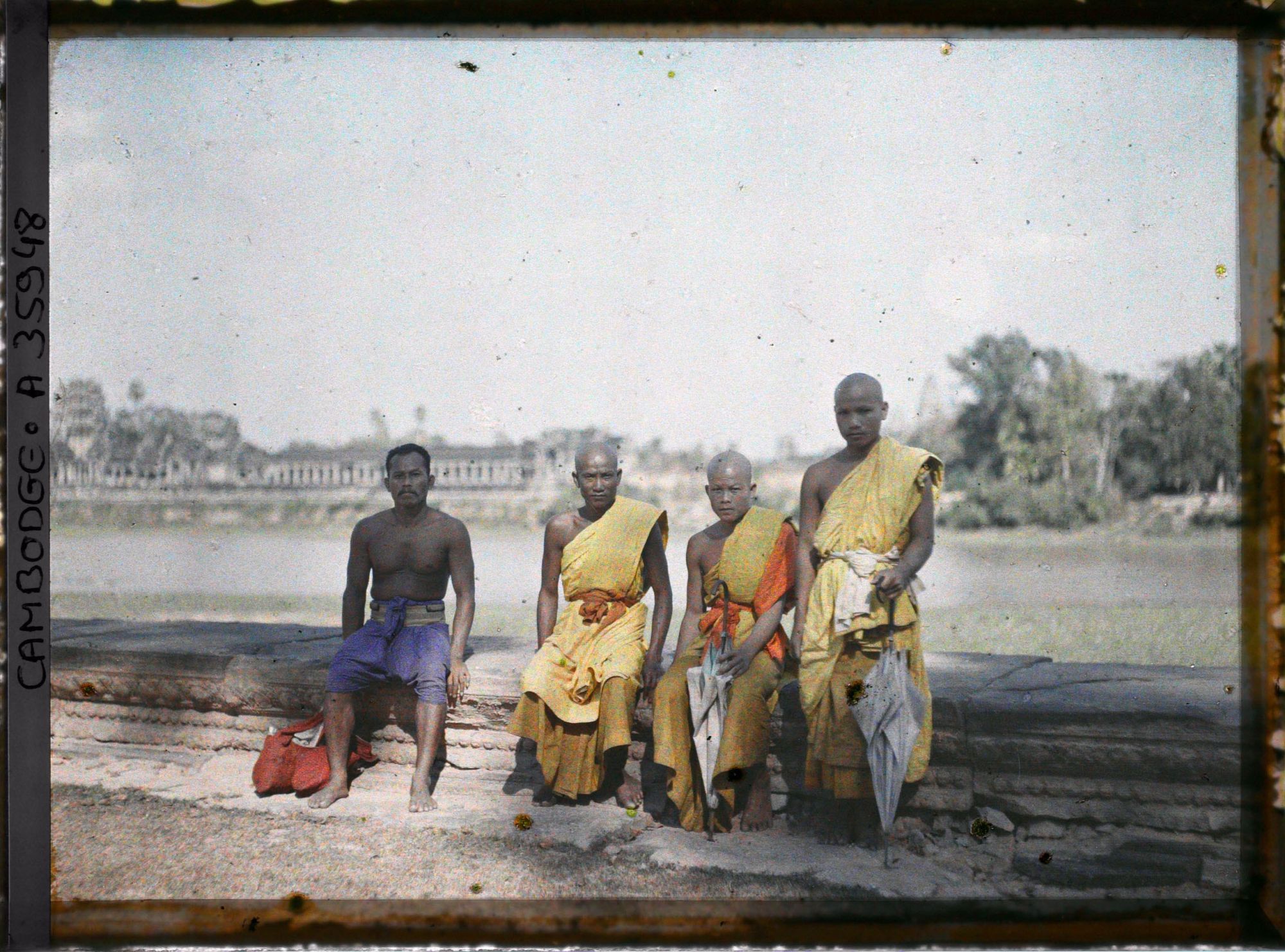 Image représentant Des bonzes en pèlerinage